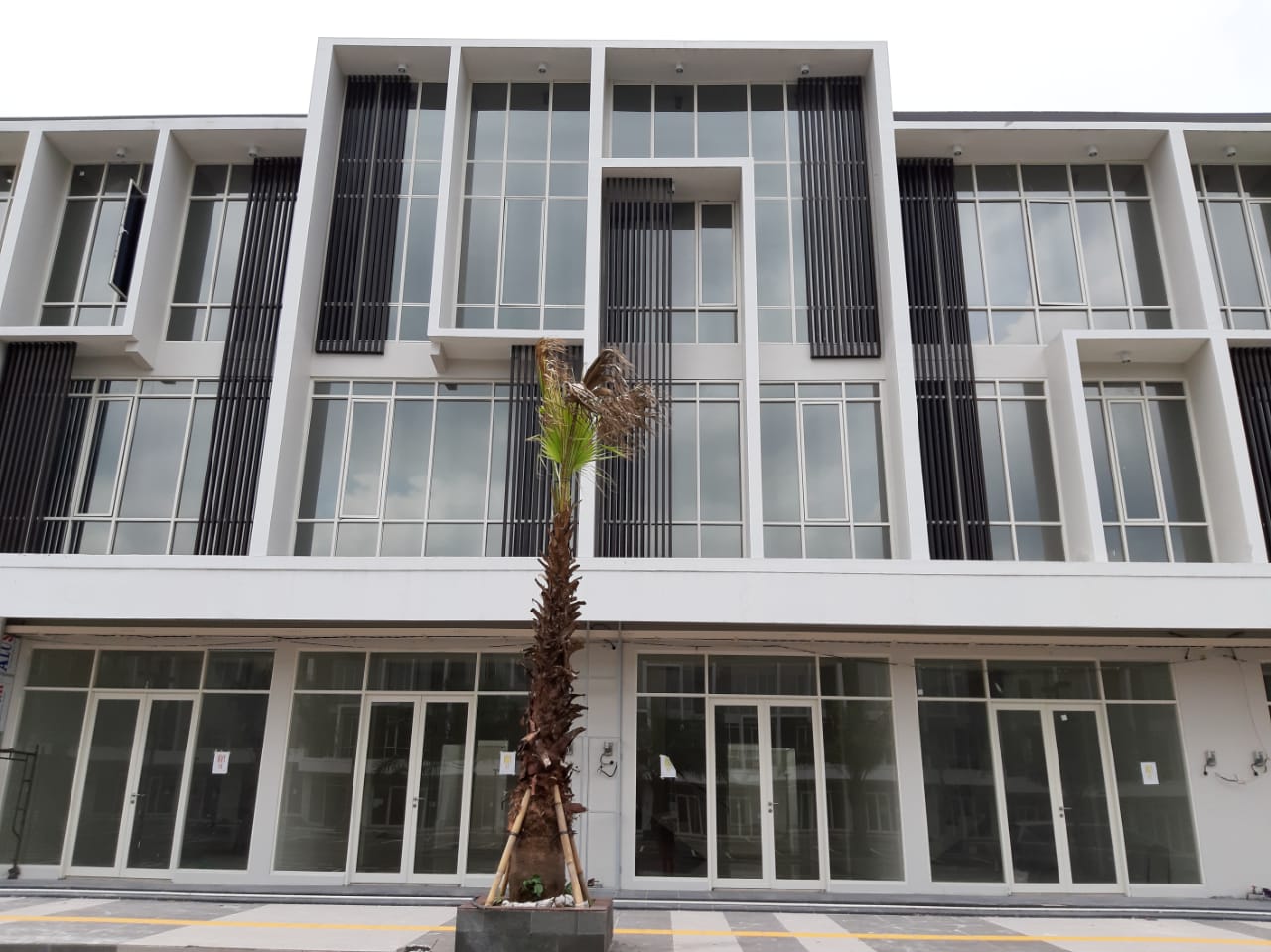 Dijual/Disewakan Ruko di Kawasan Elit Northwest Citraland Utara Surabaya Barat - Image 1