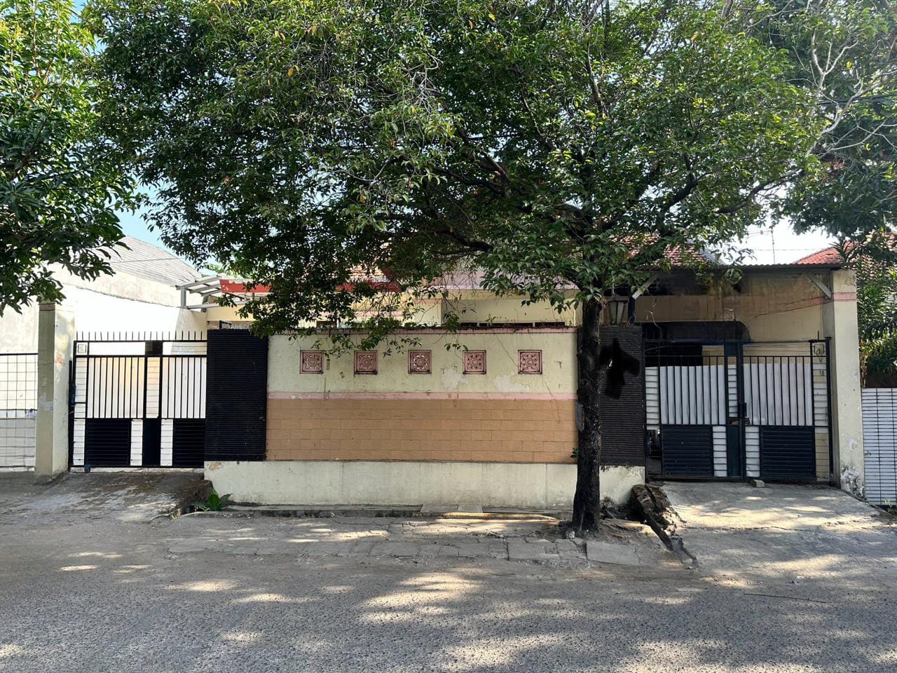 Dijual/Disewakan Rumah Multifungsi di Pucang Anom Surabaya Timur - Image 1