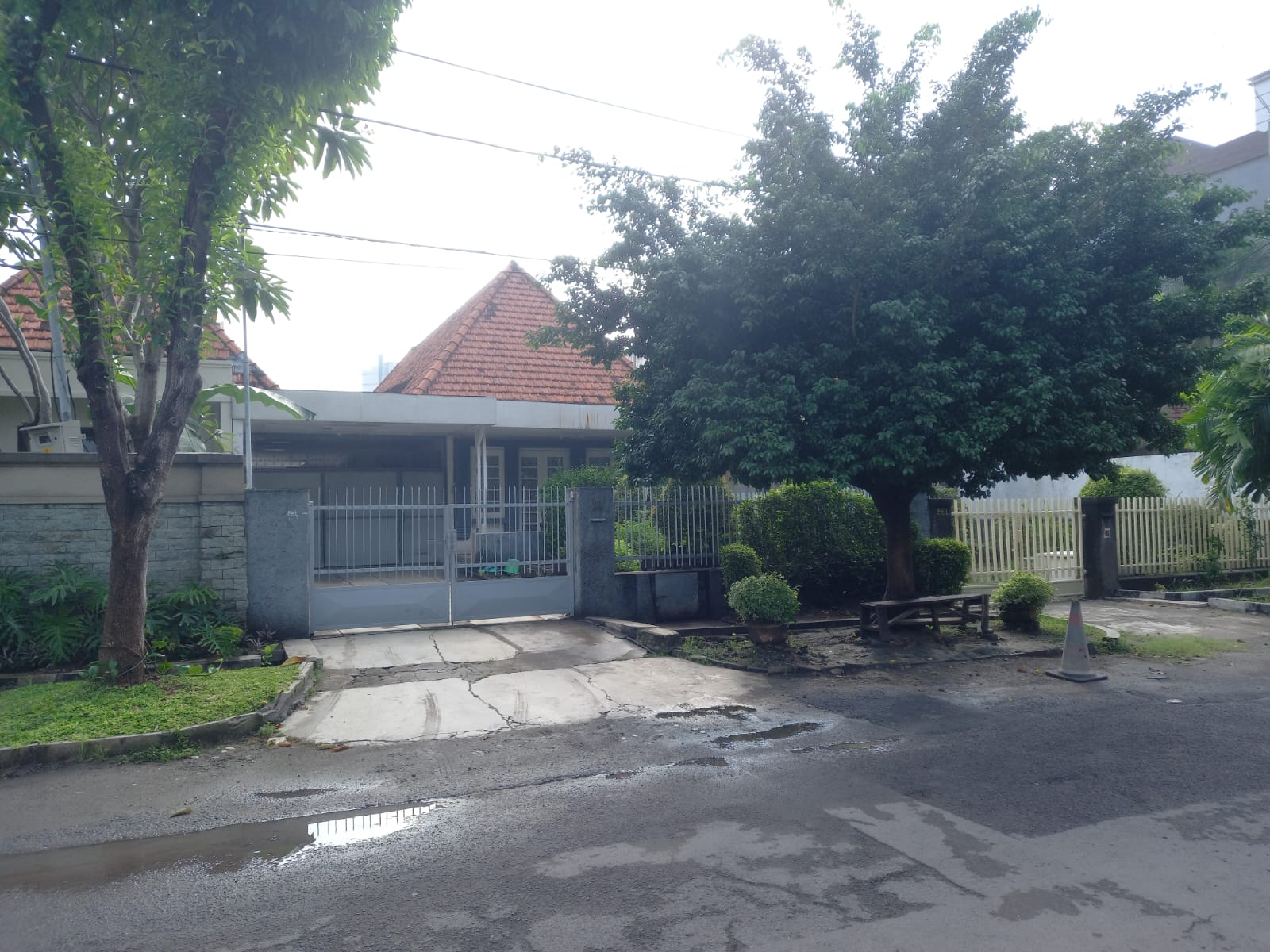 Rumah Disewakan Lokasi Strategis Untung Suropati Surabaya Pusat - Image 1