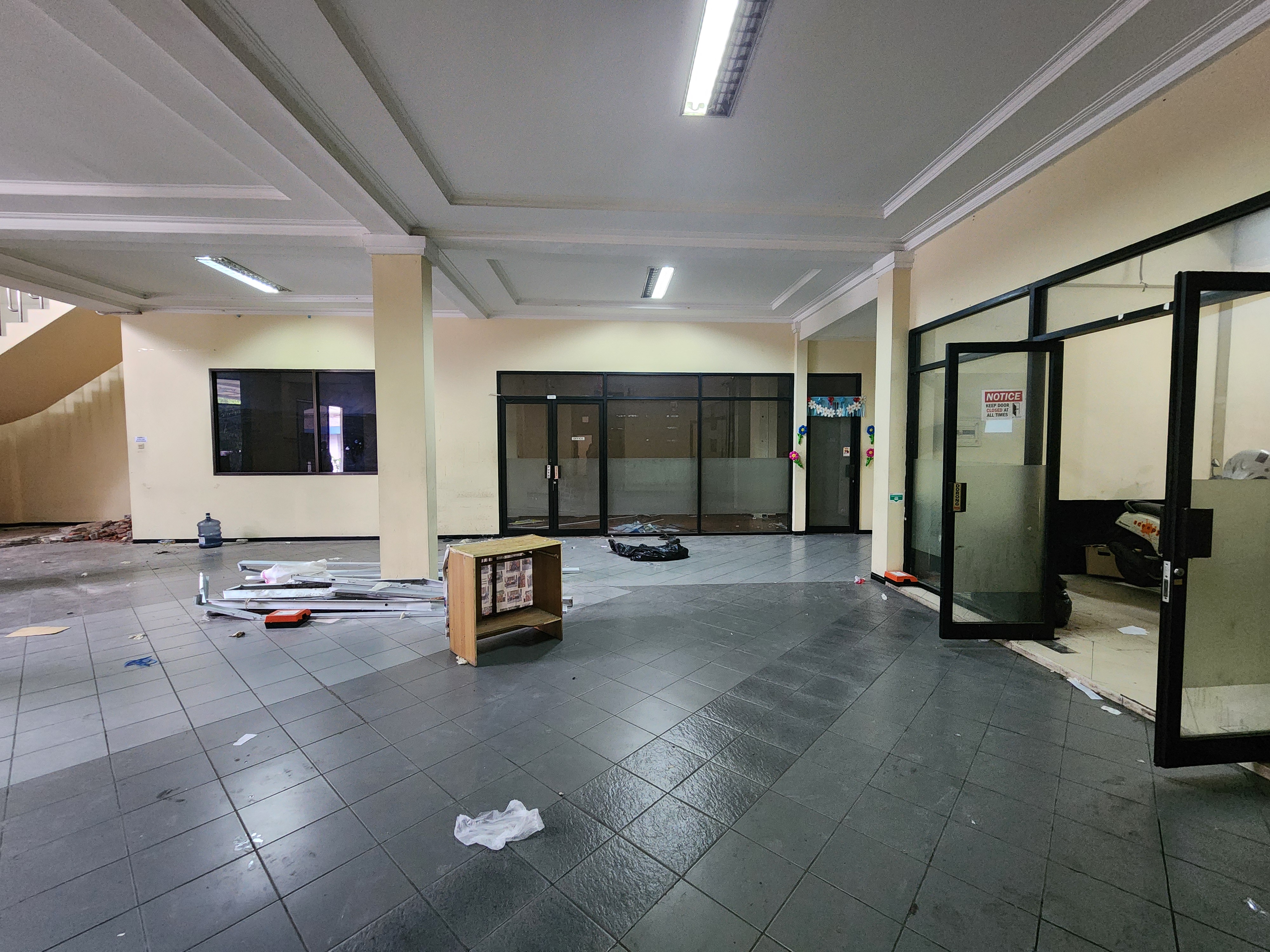 Disewakan Bangunan  Gedung Strategis di Jalan Raya Mayjend Sungkono Surabaya Barat - Thumbnail 3