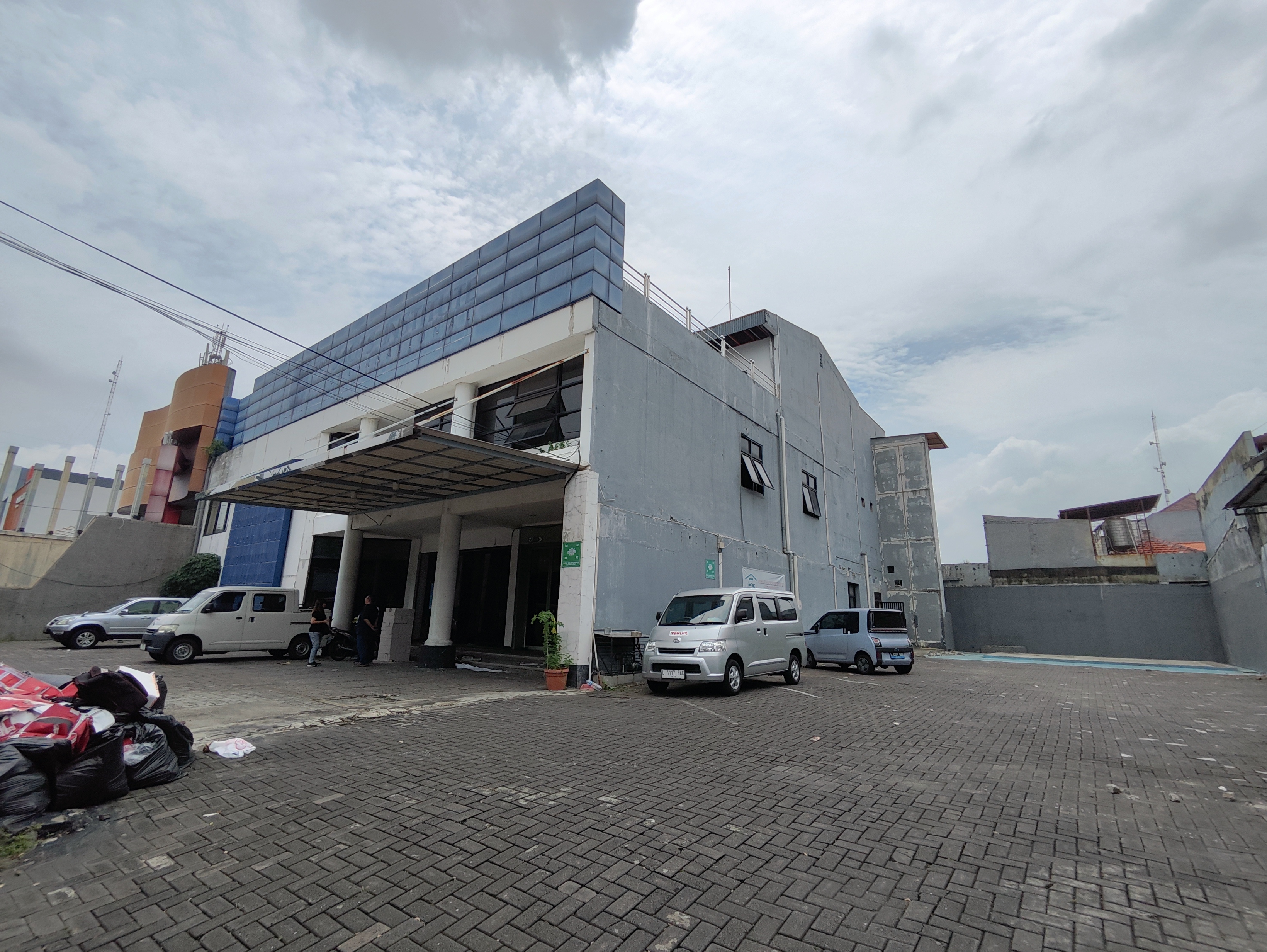 Disewakan Gedung Strategis di Jalan Raya Mayjend Sungkono Surabaya Barat - Thumbnail 2