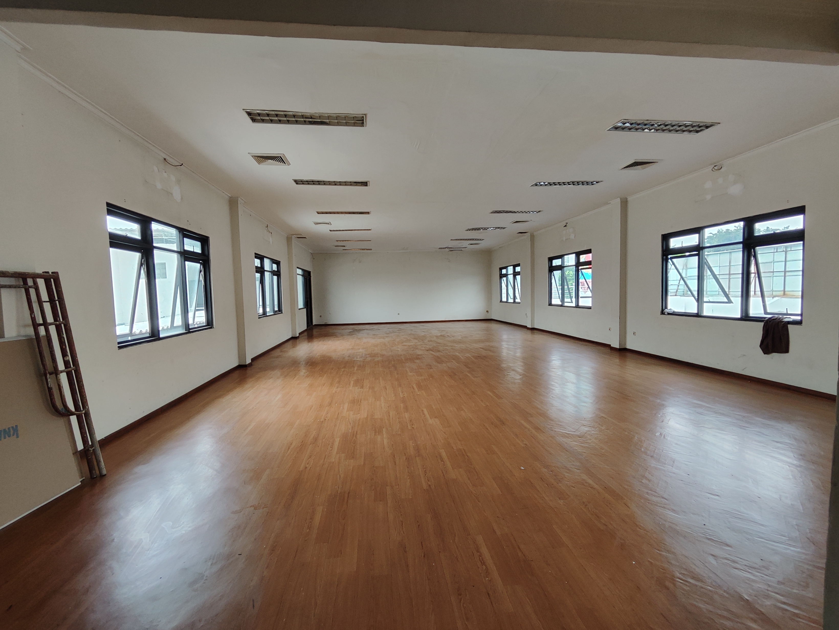 Disewakan Gedung Strategis di Jalan Raya Mayjend Sungkono Surabaya Barat - Thumbnail 3