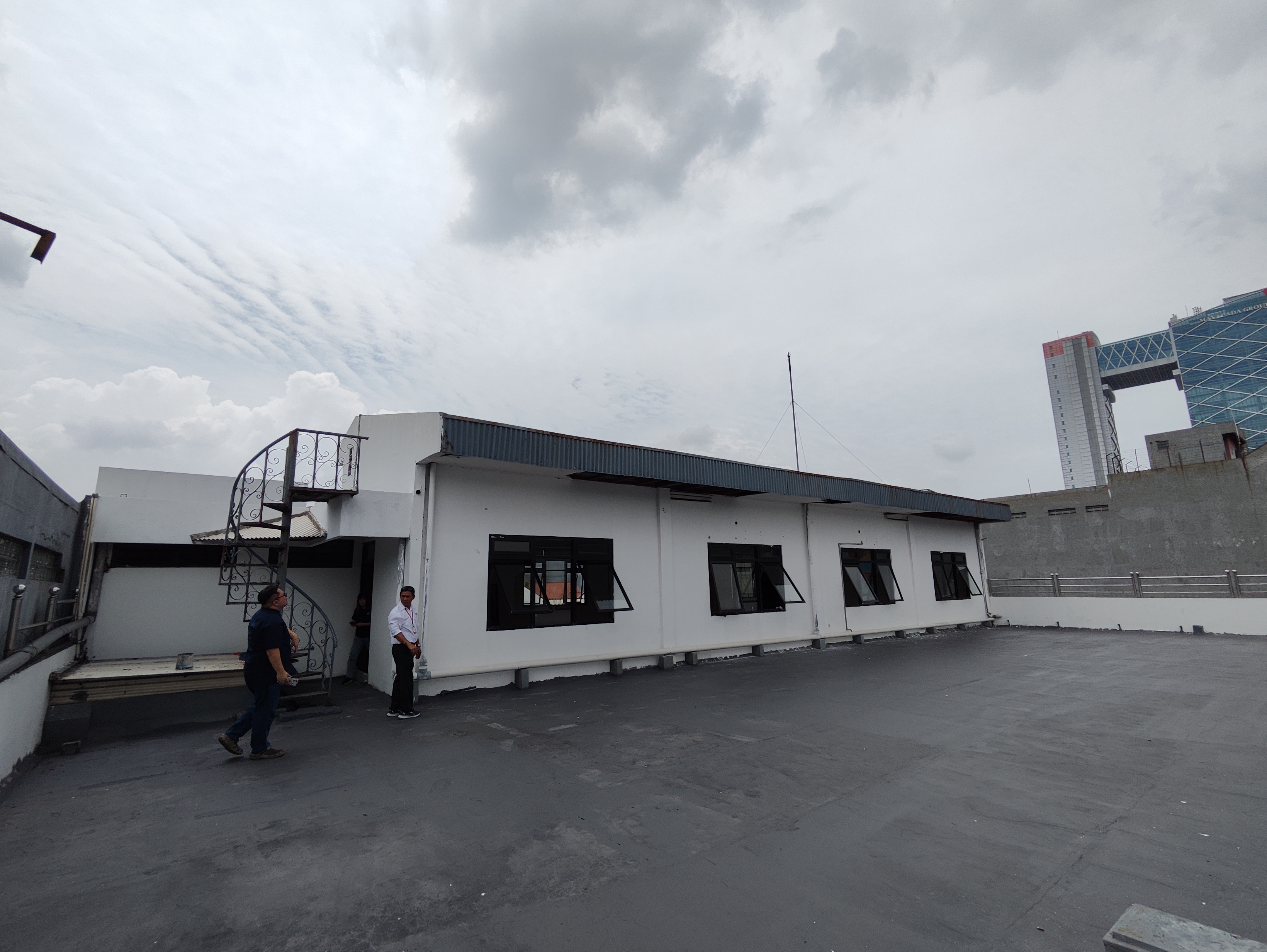 Disewakan Gedung Strategis di Jalan Raya Mayjend Sungkono Surabaya Barat - Image 1