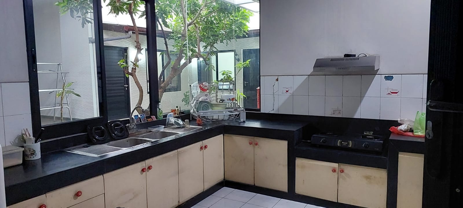 Disewakan Rumah Usaha Strategis di Jalan Opak Surabaya Pusat - Image 1