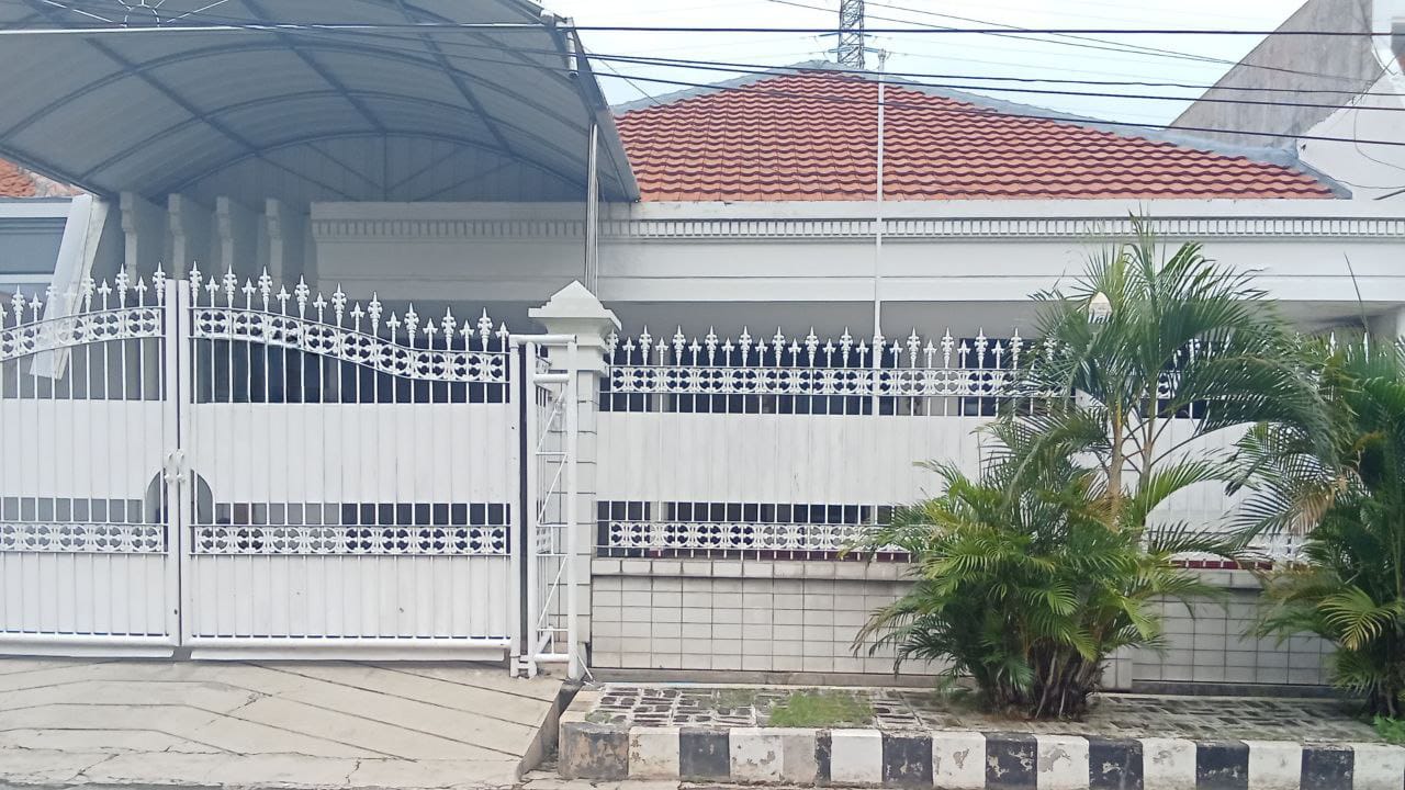 Dijual Rumah di Dharmahusada Indah Barat Surabaya Timur Lingkungan Tertata - Image 1