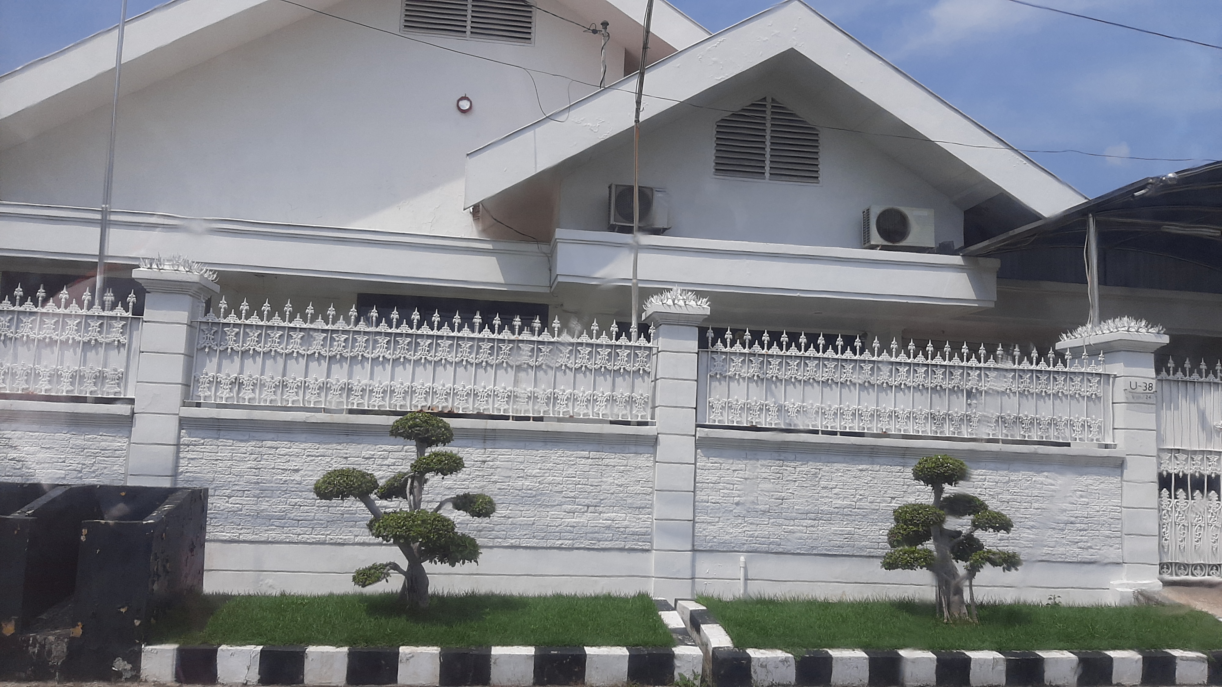 Dijual Rumah Full Furnish Mewah dan Nyaman Dharmahusada Indah Surabaya Timur - Image 1