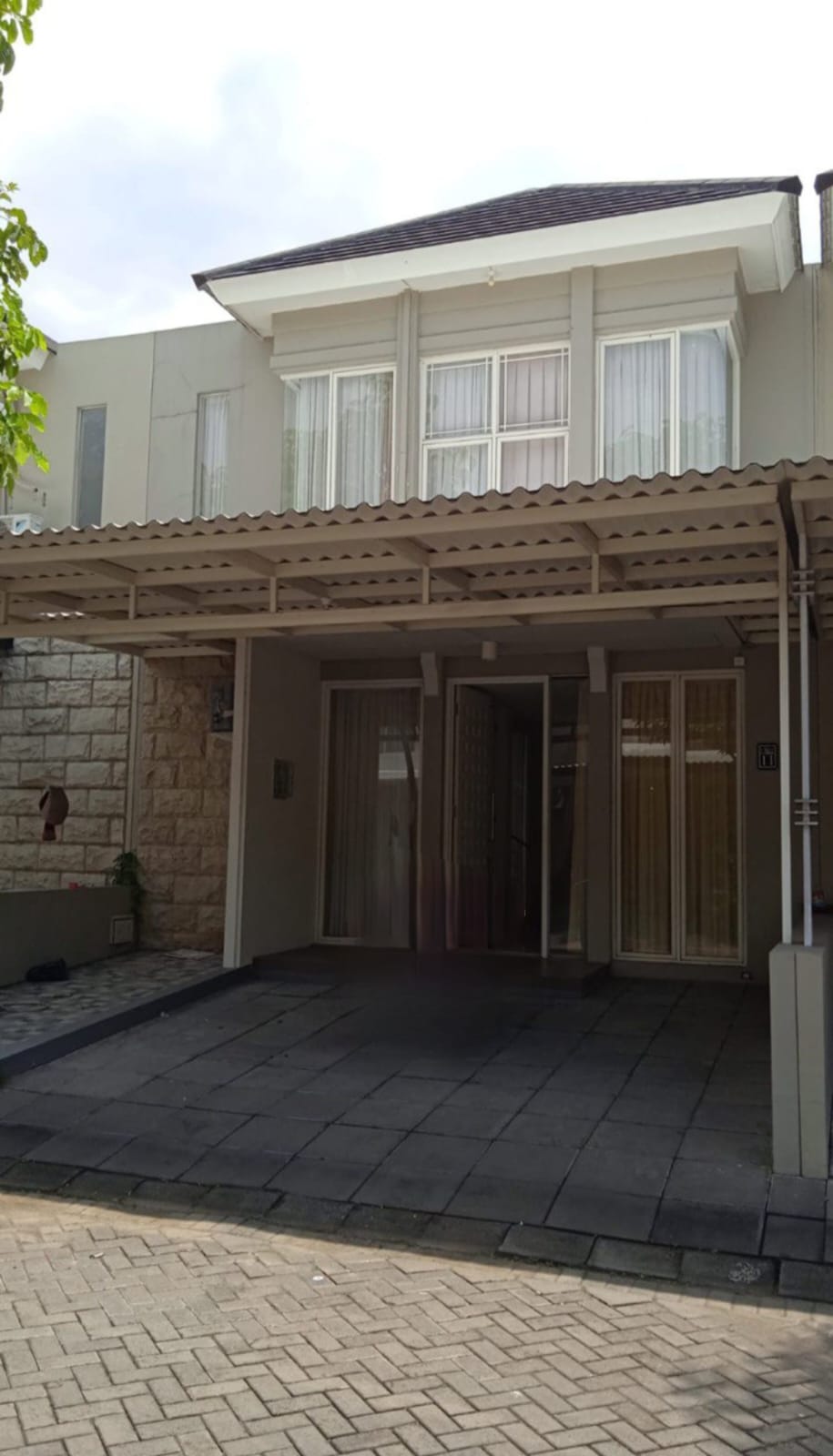 Disewakan Rumah Mewah Elegan di Greenlake Citraland Surabaya Barat - Image 1