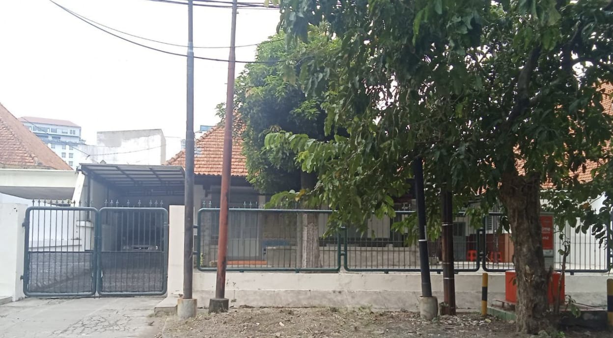 Dijual Rumah Elegan dan Ikonik di Jalan Progo Surabaya Pusat - Image 1