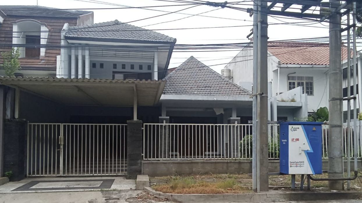 Disewakan Rumah 2 Lantai Fully Furnished di Jalan Porong Surabaya Pusat - Image 1