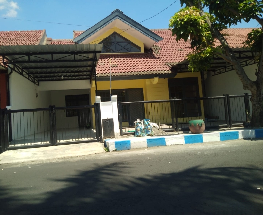 Disewakan Rumah Nyaman dan Luas di Lembah Harapan Surabaya Barat - Image 1