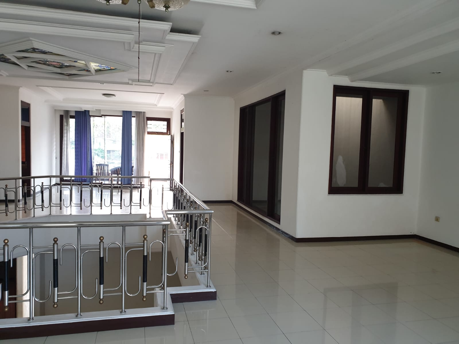 Disewakan Rumah Megah di Darmo Harapan Utara Surabaya Barat - Image 1