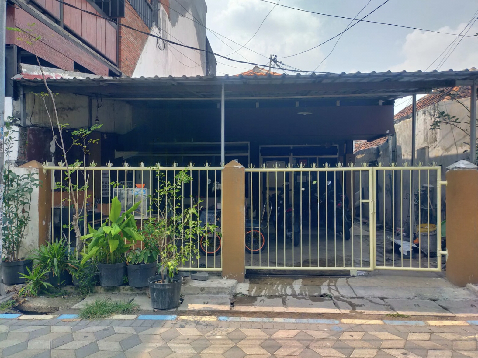 Dijual Cepat Rumah Luas Cocok Untuk Investasi di Gubeng Kertajaya Surabaya Timur - Image 1