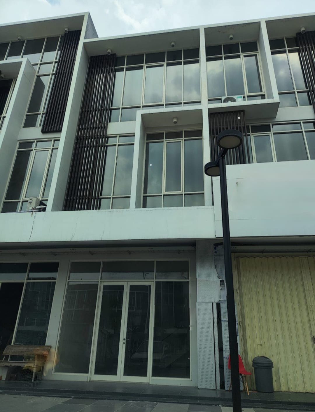 Disewakan Murah Ruko Komersil Area Northwest Boulevard Citraland Surabaya Barat - Image 1