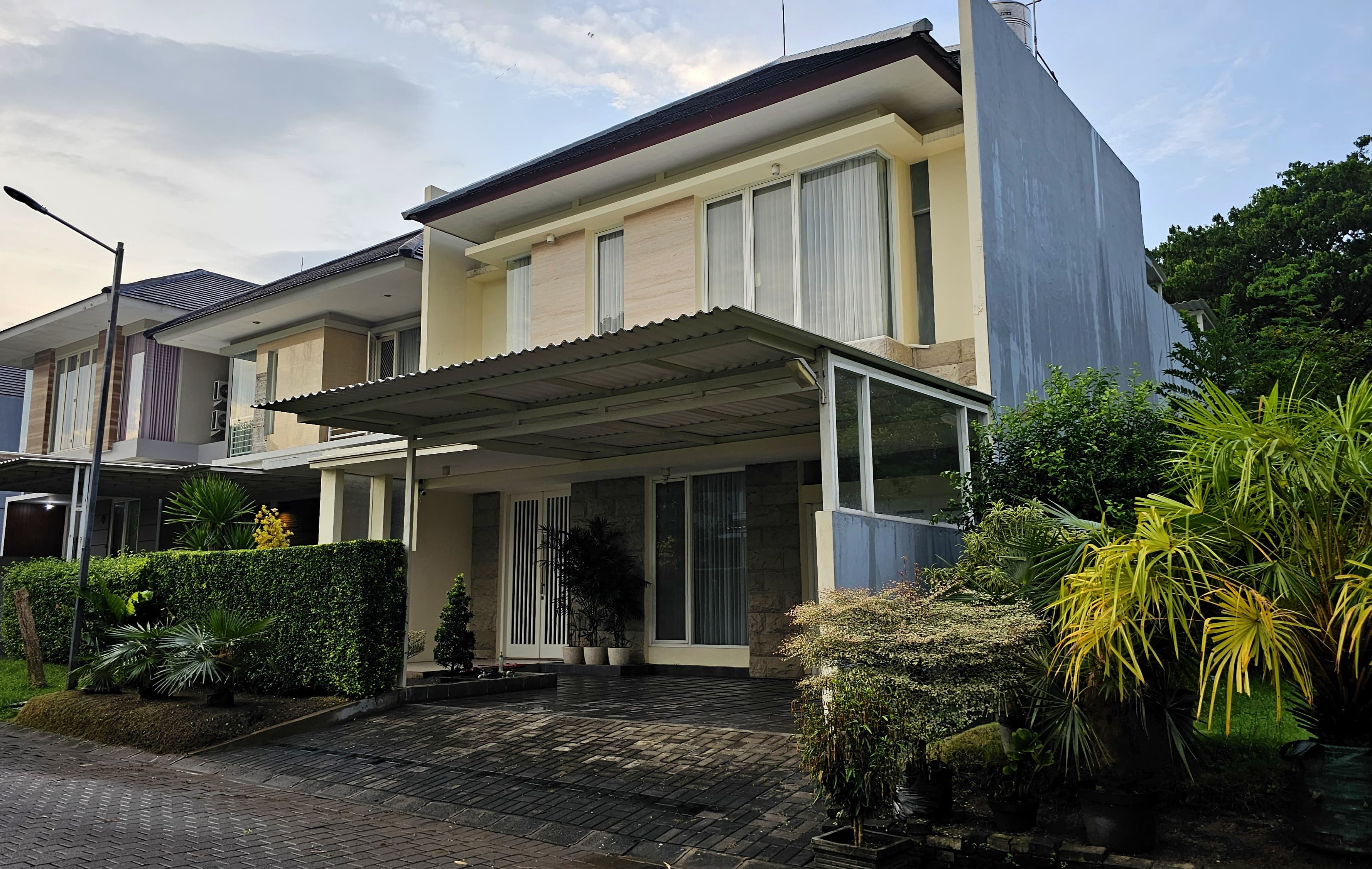 Dijual Rumah Elegan 2 Lantai di Woodland Citraland Surabaya Barat - Image 1