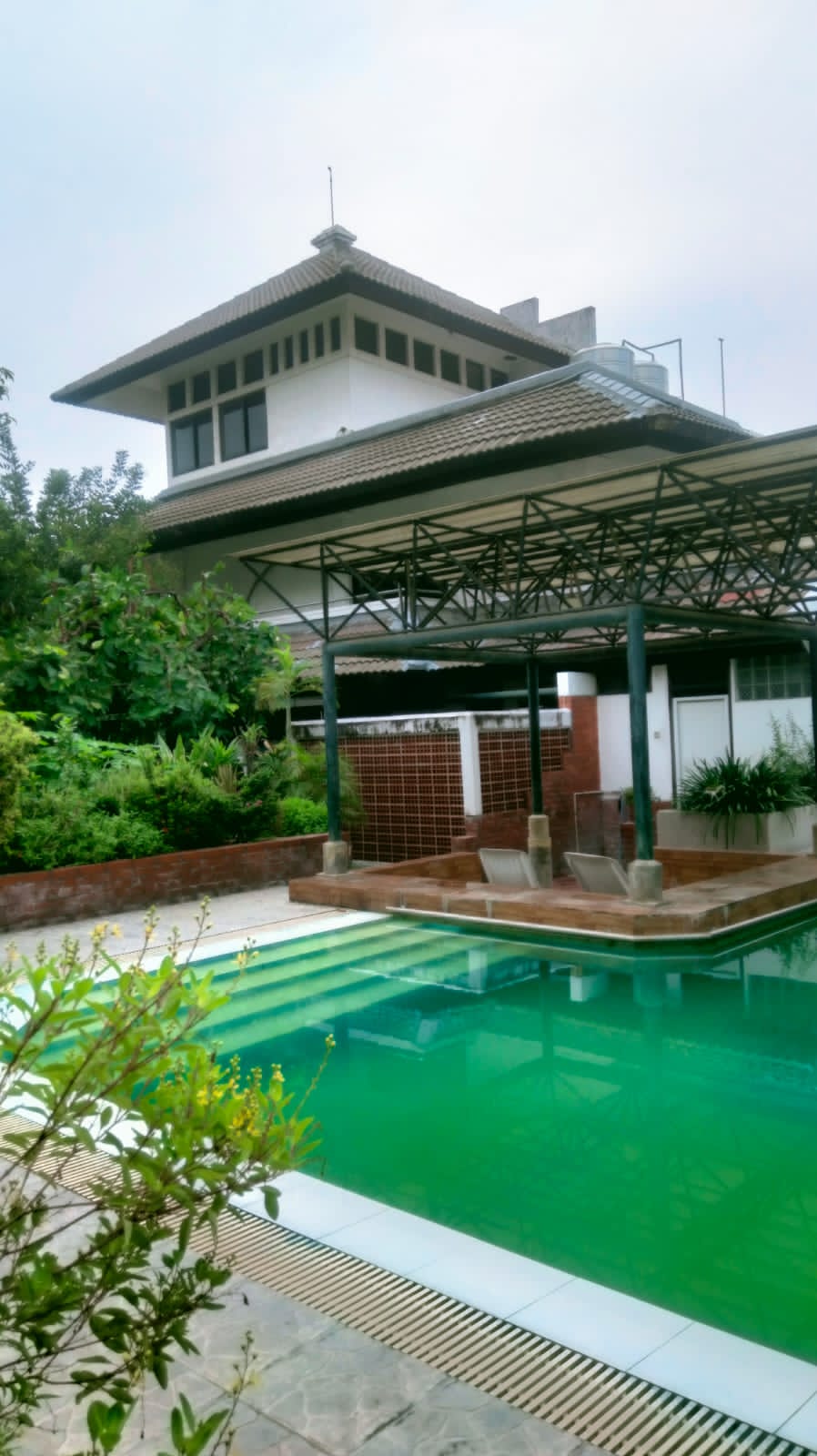 Dijual Rumah Megah Dengan Kolam Renang di Kawasan Kupang Baru Surabaya Barat - Image 1