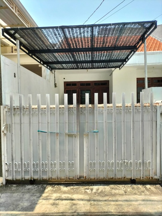 Disewakan Rumah Nyaman dan Strategis di Darmo Permai Utara Surabaya Barat - Image 1