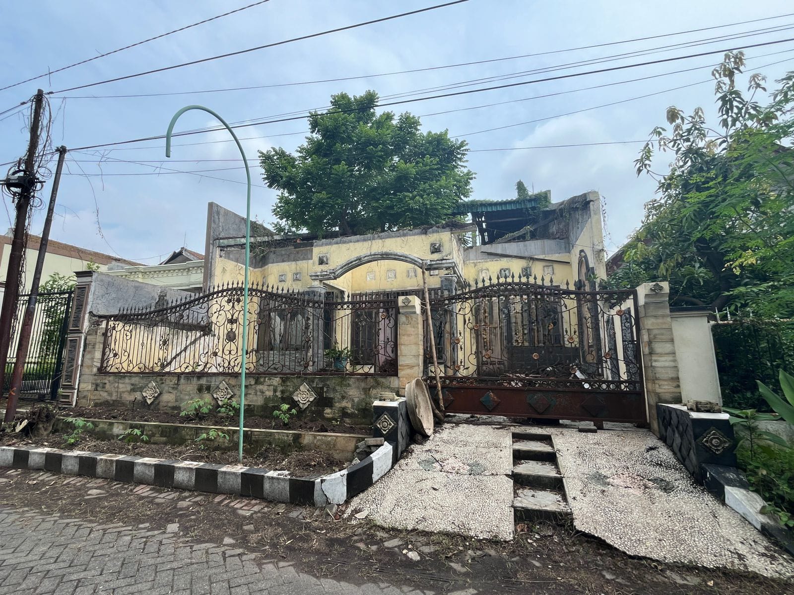 Dijual Rumah SHM dengan Akses Jalan Lebar di Rungkut Harapan Surabaya Timur - Image 1