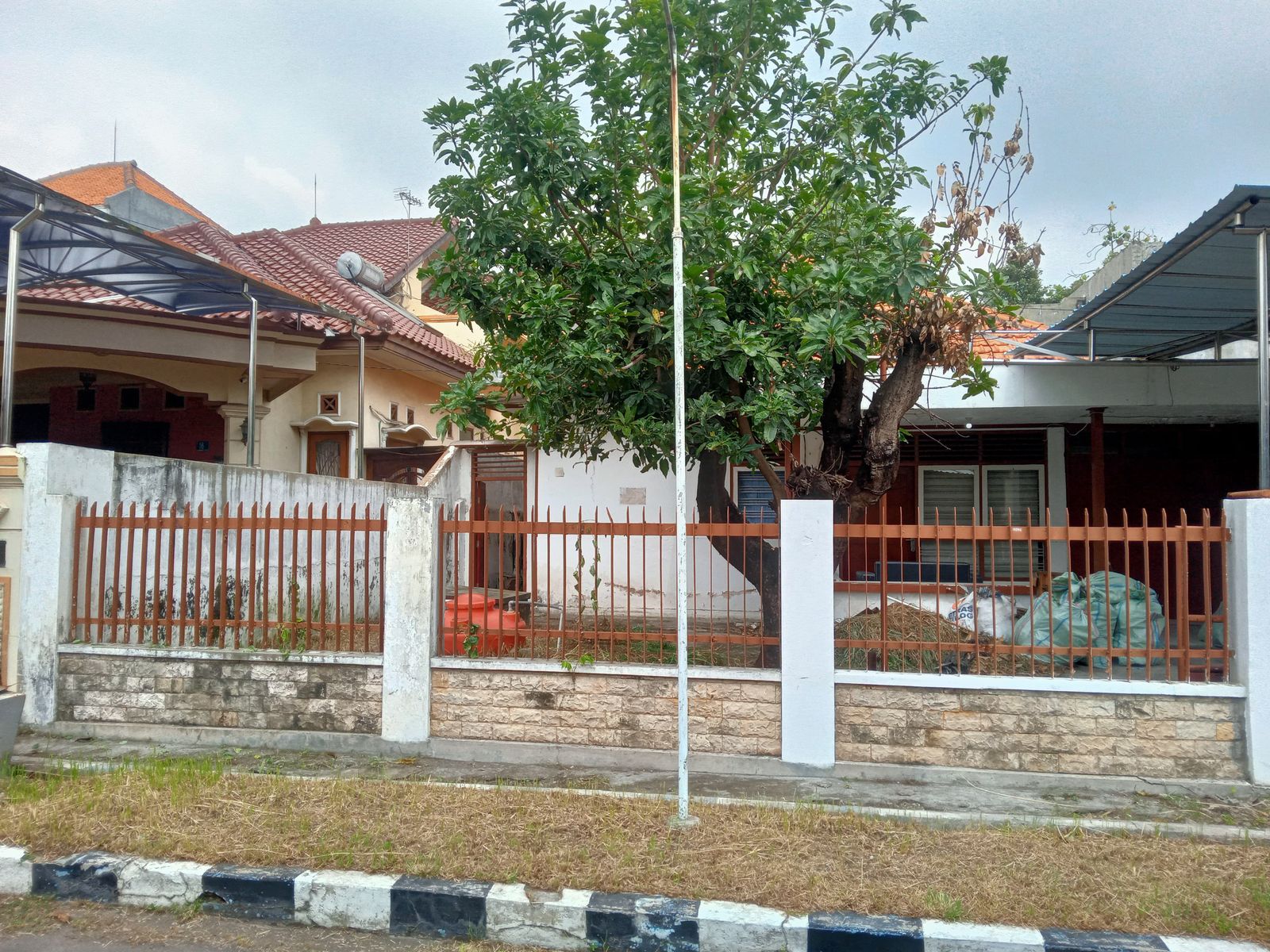 Dijual Rumah Nyaman Lokasi Strategis di Manyar Airdas Surabaya Timur - Image 1