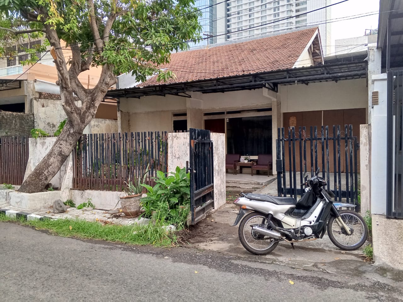 Dijual/Disewakan Rumah Nyaman Siap Huni Akses Mudah di Darmo Permai Timur Surabaya Barat - Image 1