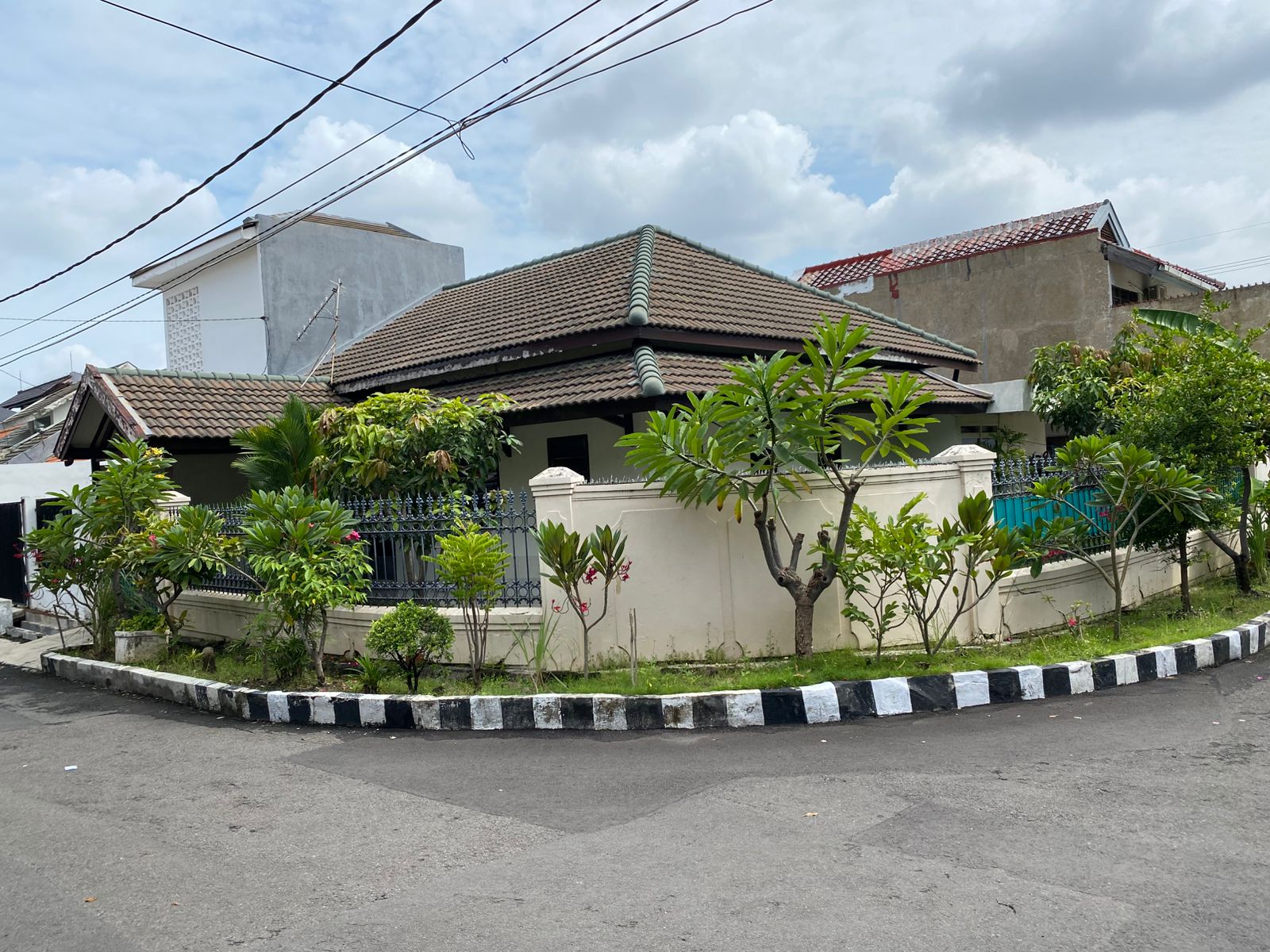 Rumah Hook Dijual Lokasi Strategis Darmo Baru Barat Surabaya Barat - Image 1