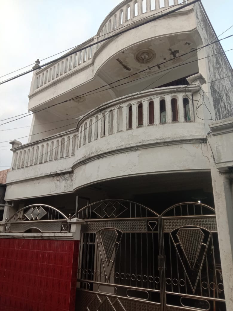 Dijual Cepat Rumah Strategis 3 Lantai di Darmo Indah Sari Surabaya Barat - Image 1