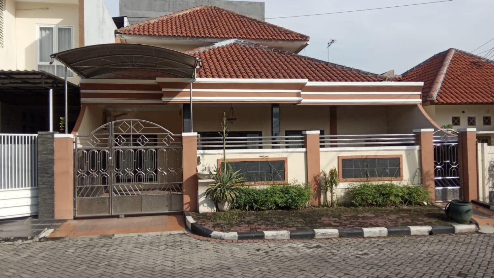 Jual Rumah Luas Strategis Lokasi GKB Kebomas Gresik - Image 1