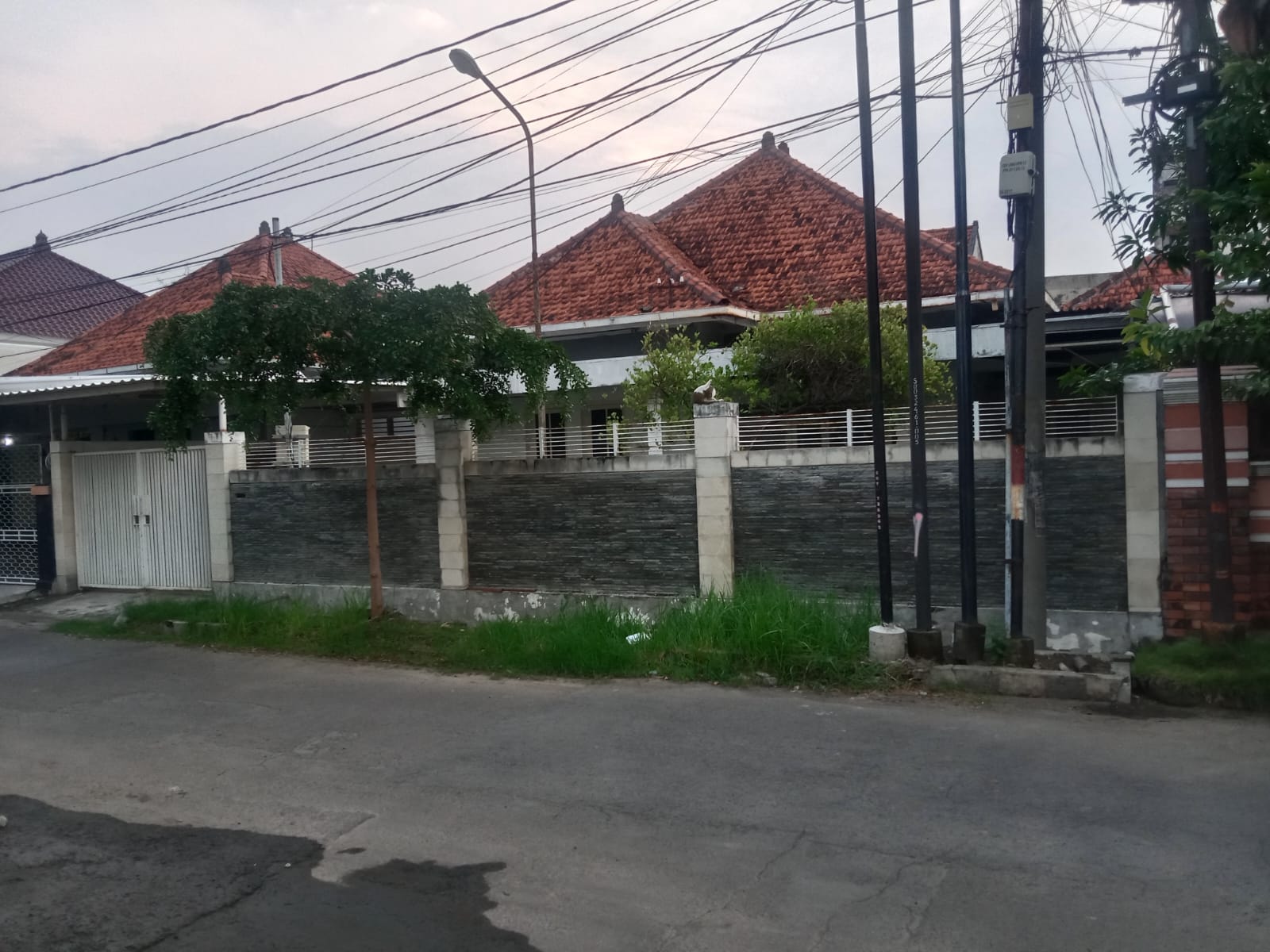 Dijual Rumah Luas Legendaris Lokasi Surabaya Pusat - Image 1