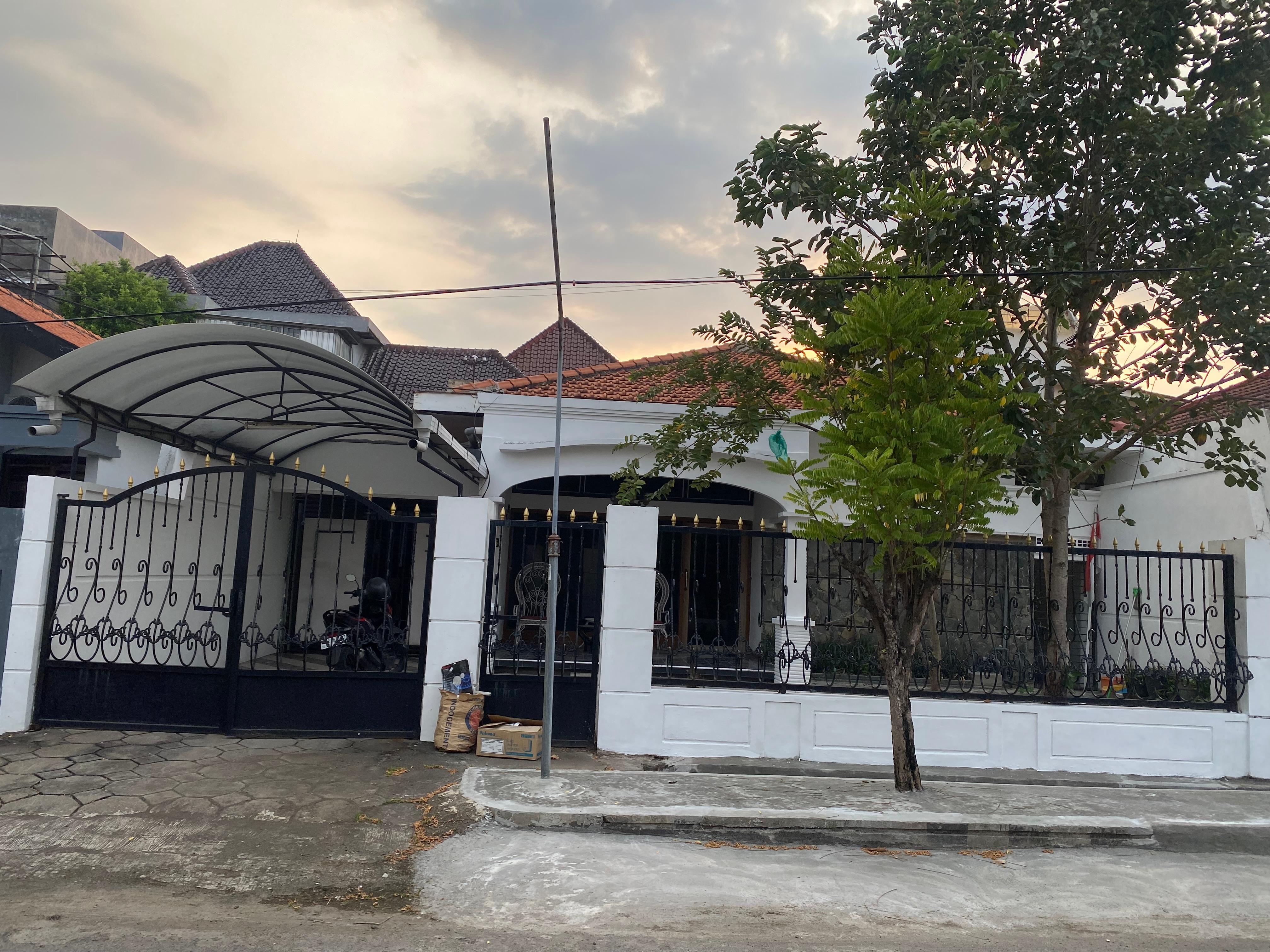 Disewakan Rumah Siap Huni Bersih di Manyar Surabaya Timur - Image 1