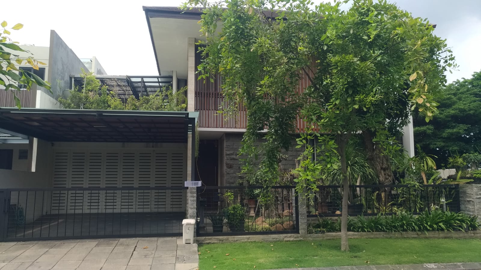 Dijual Rumah Mewah 2 Lantai Siap Huni di Graha Natura Surabaya Barat - Image 1