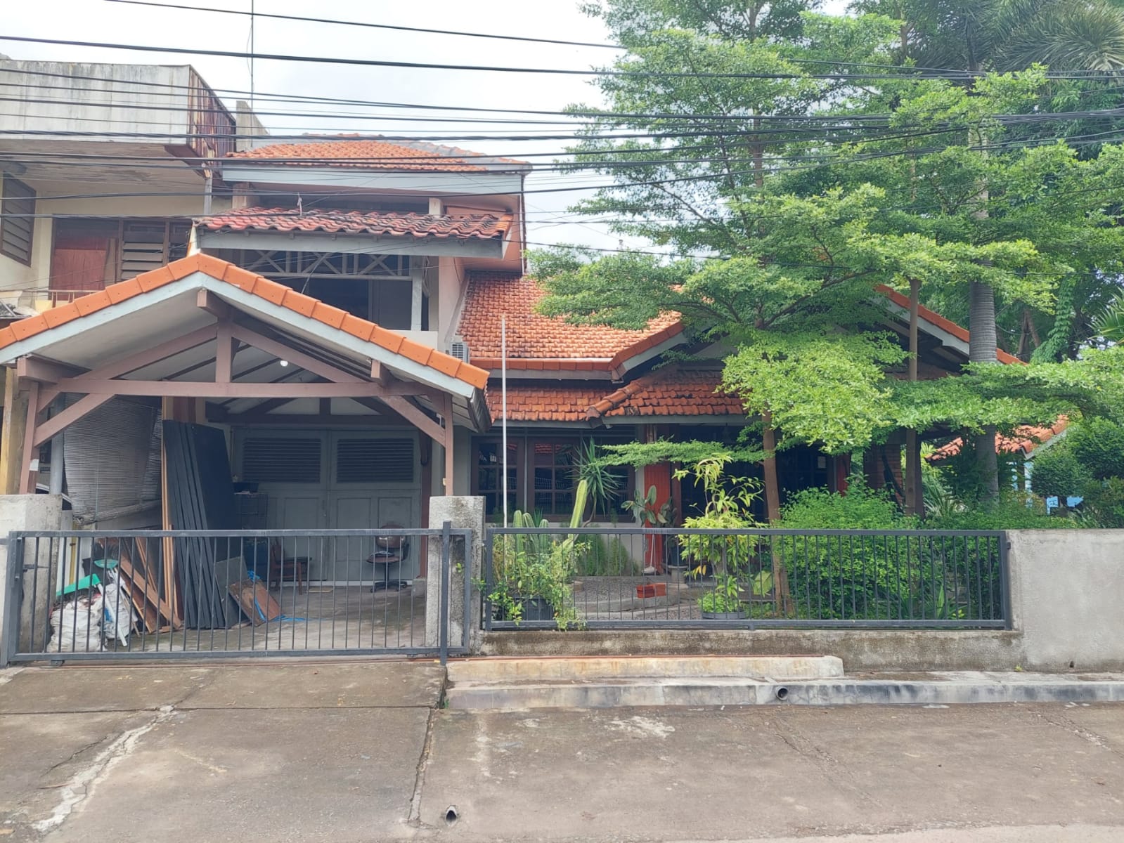 Jual Rumah Strategis Tipe Hook Lokasi Pucang Sawit Surabaya Timur - Image 1