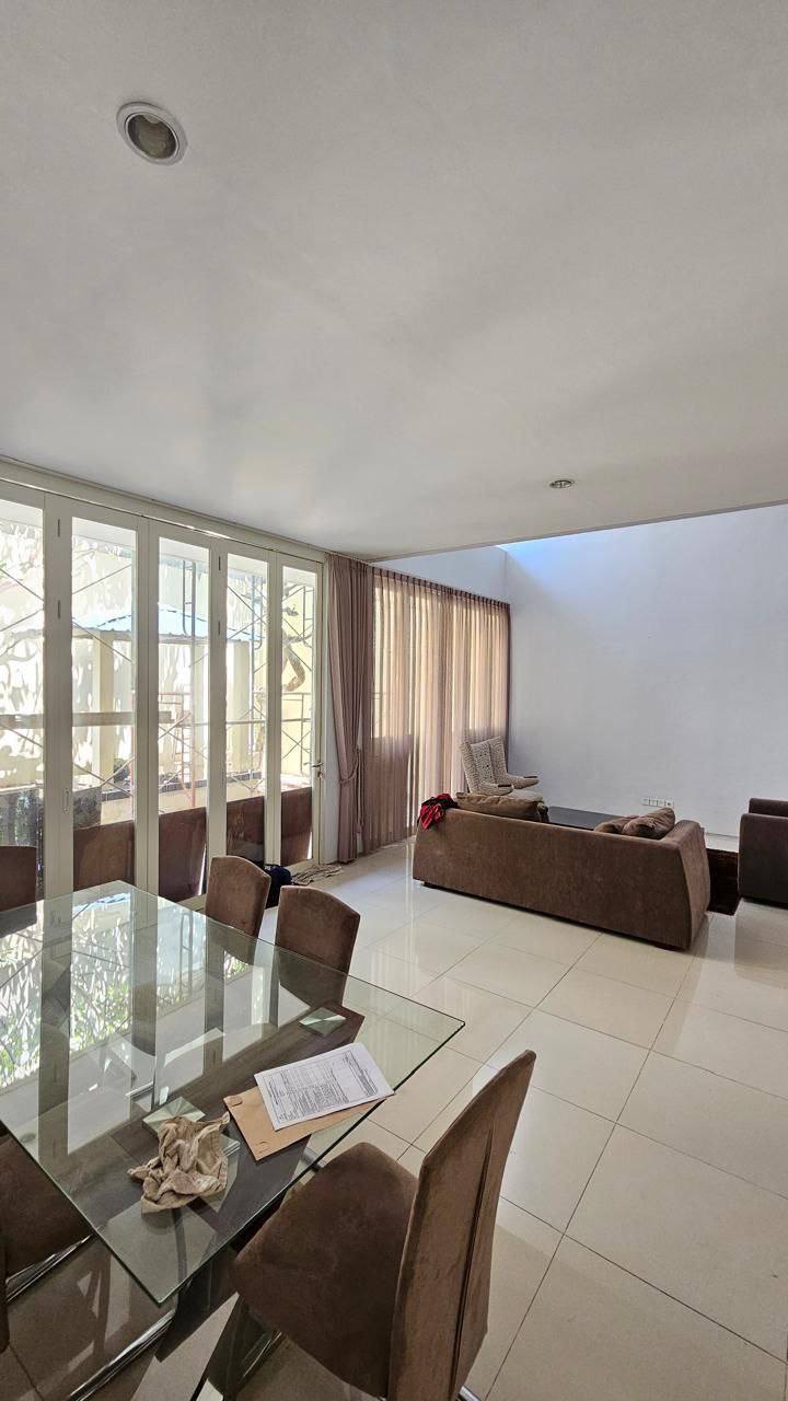 Rumah Disewakan Lokasi Strategis Murah Greenlake Citraland Surabaya Barat - Image 1