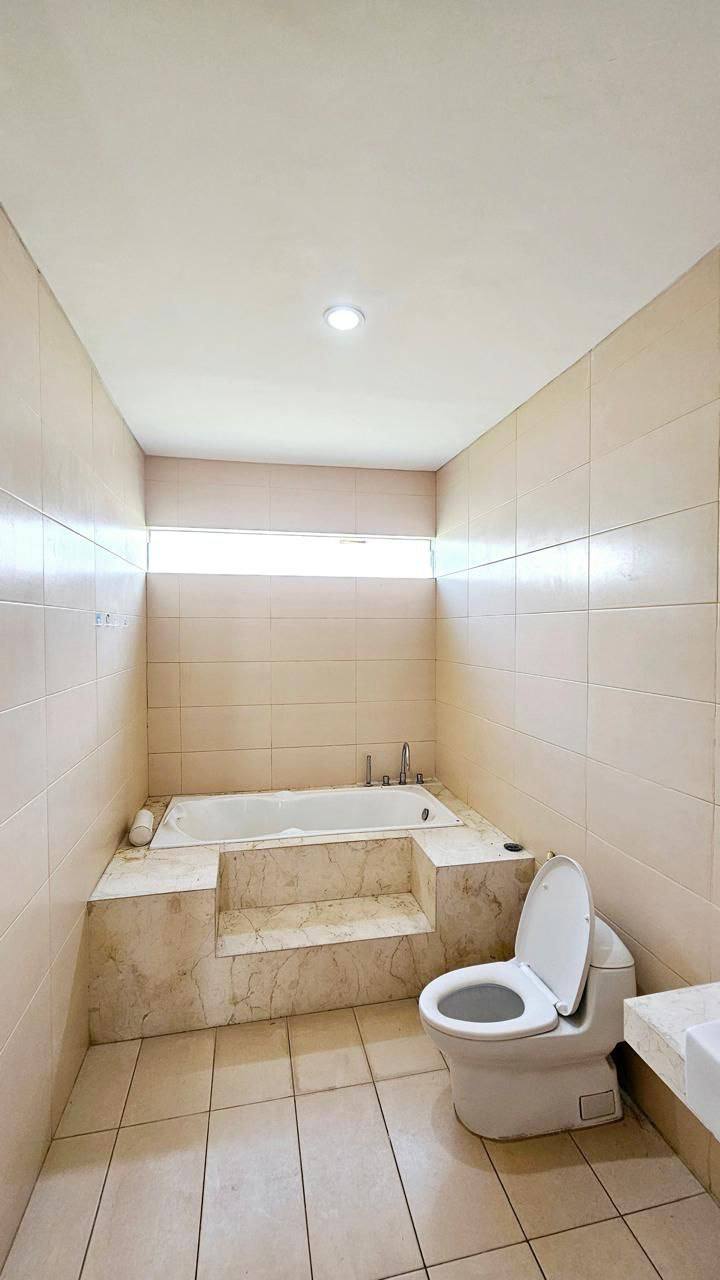 Rumah Disewakan Lokasi Strategis Murah Greenlake Citraland Surabaya Barat - Thumbnail 3