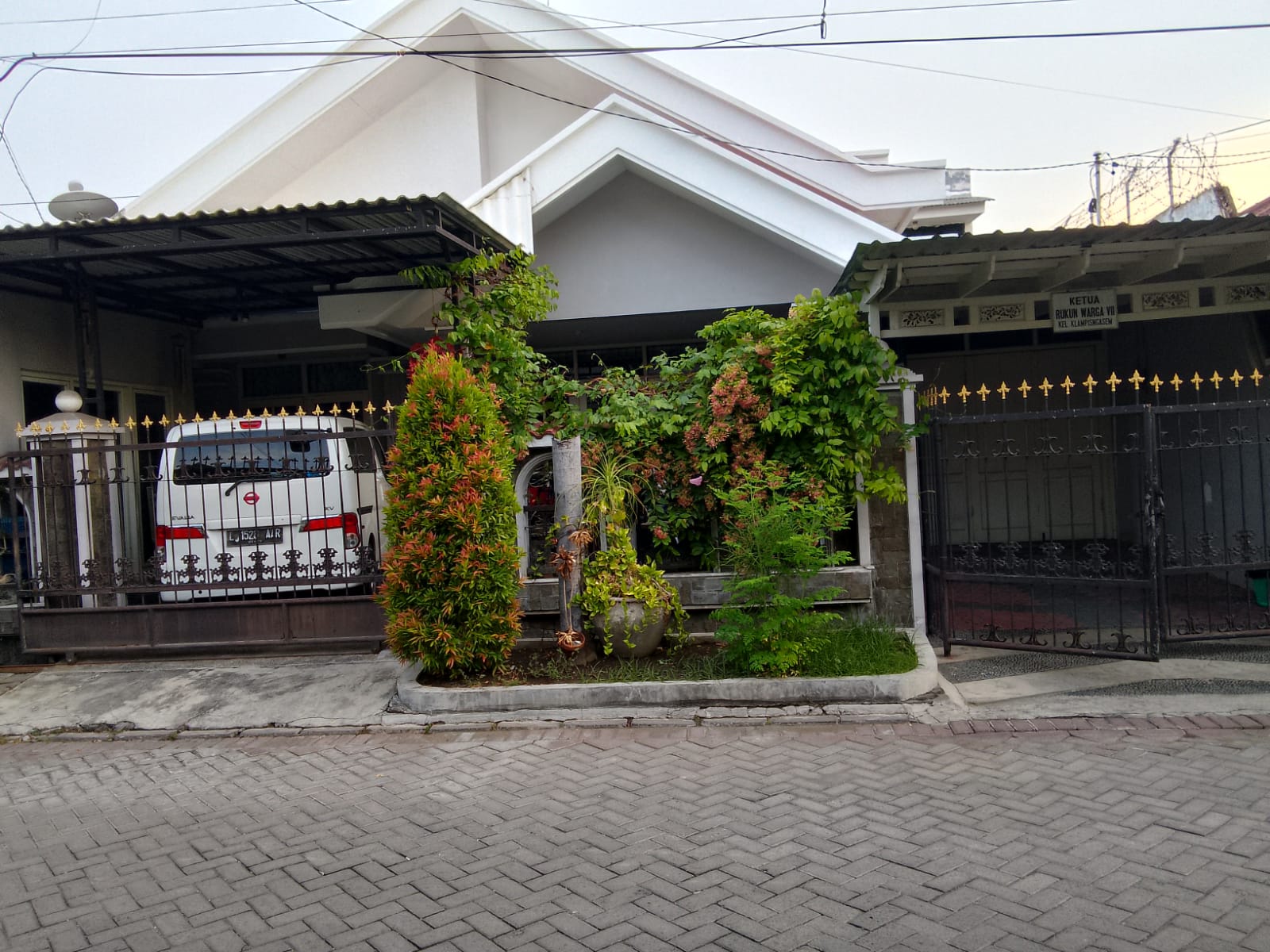 Jual Rumah Terawat 2 Lantai Manyar Tirtoyoso Lokasi Strategis Surabaya Timur - Image 1