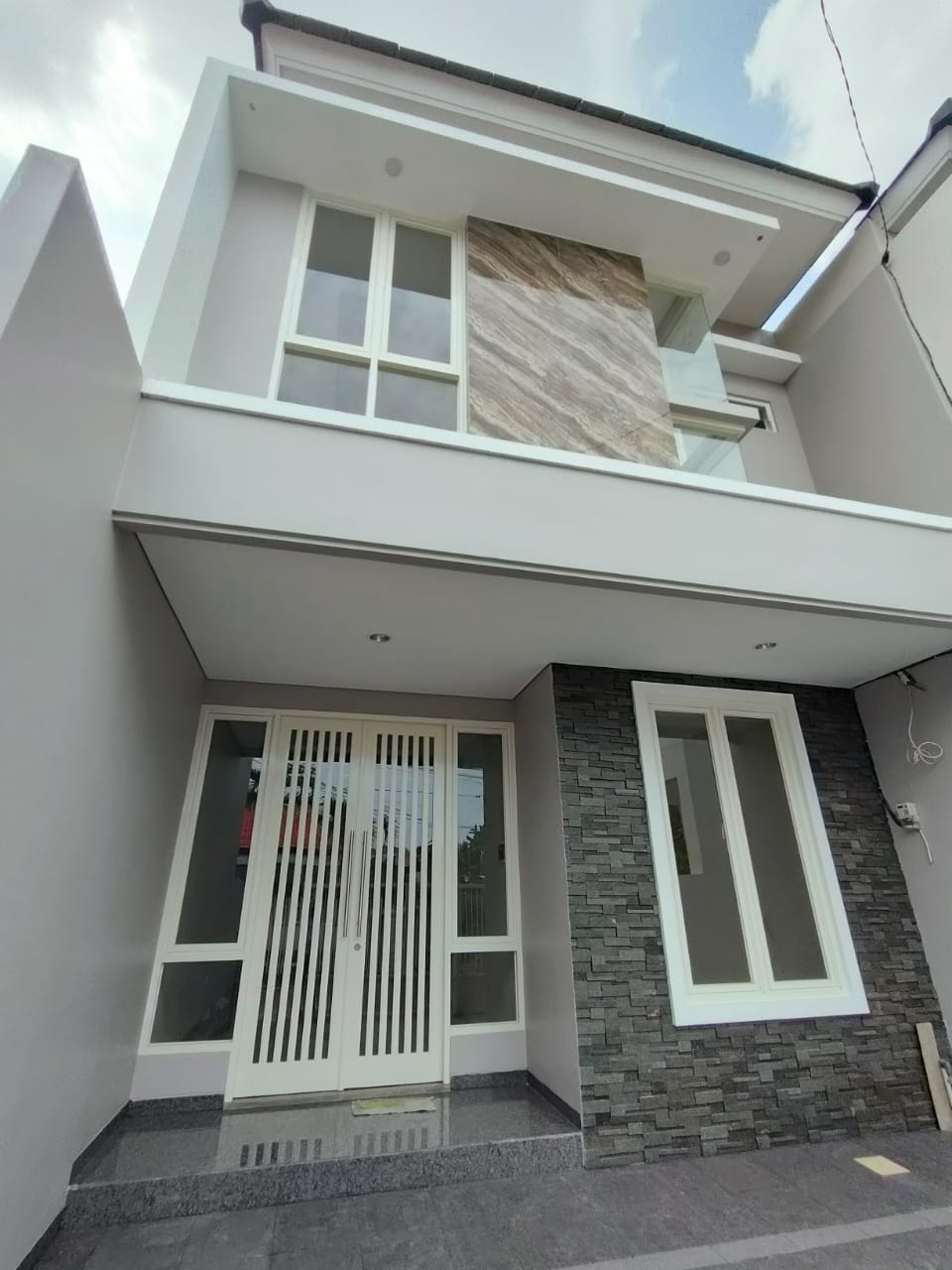 Jual Rumah Baru Minimalis Lokasi Manyar Tirtoyoso Surabaya Timur - Image 1