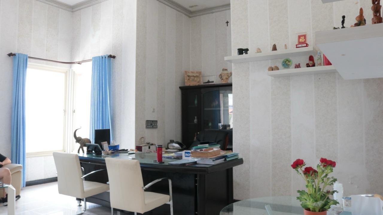 Dijual Rumah Mewah dan Luas Cocok untuk Hunian atau Guesthouse di Sutorejo Barat Surabaya Timur - Image 1