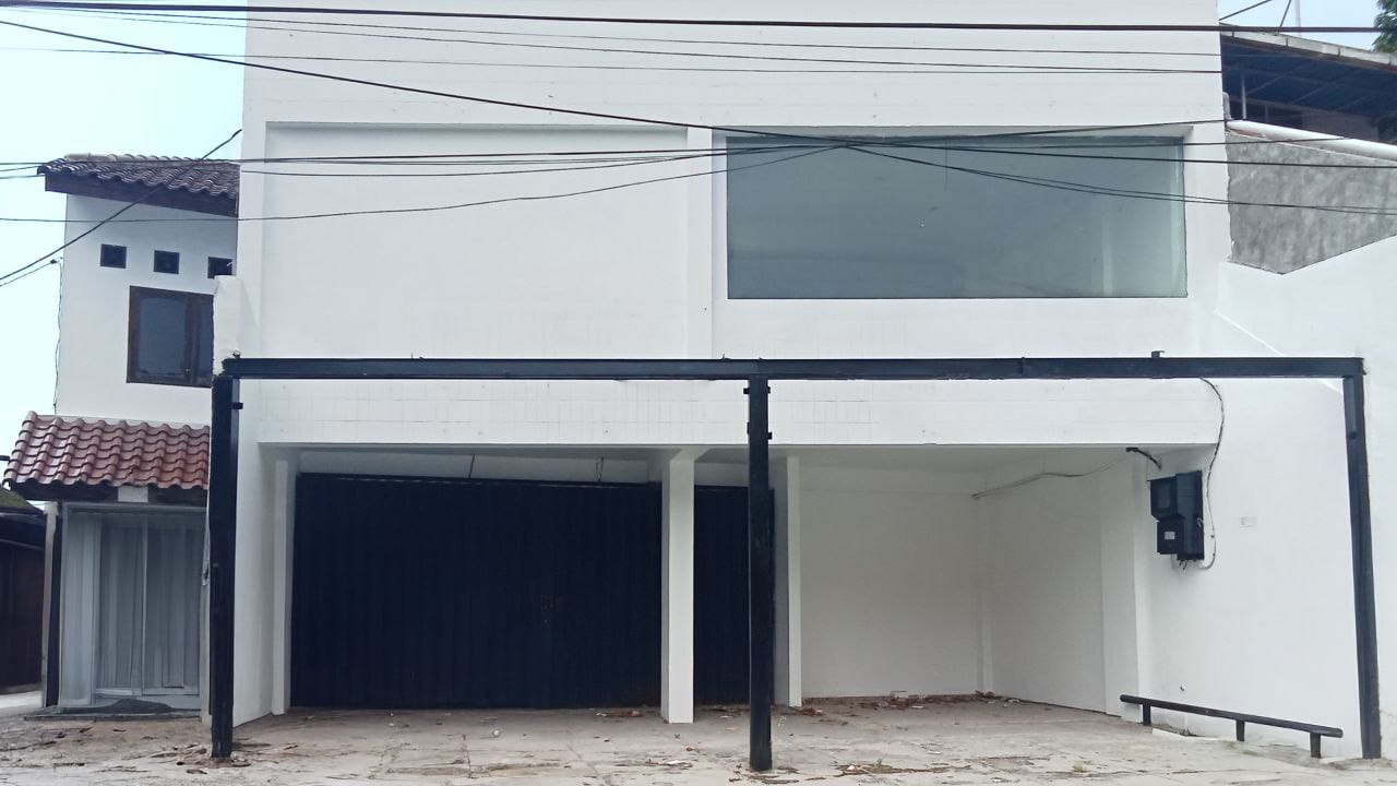 Disewakan Ruko 3 Lantai Lokasi Jalan Undaan Wetan Surabaya Pusat - Image 1