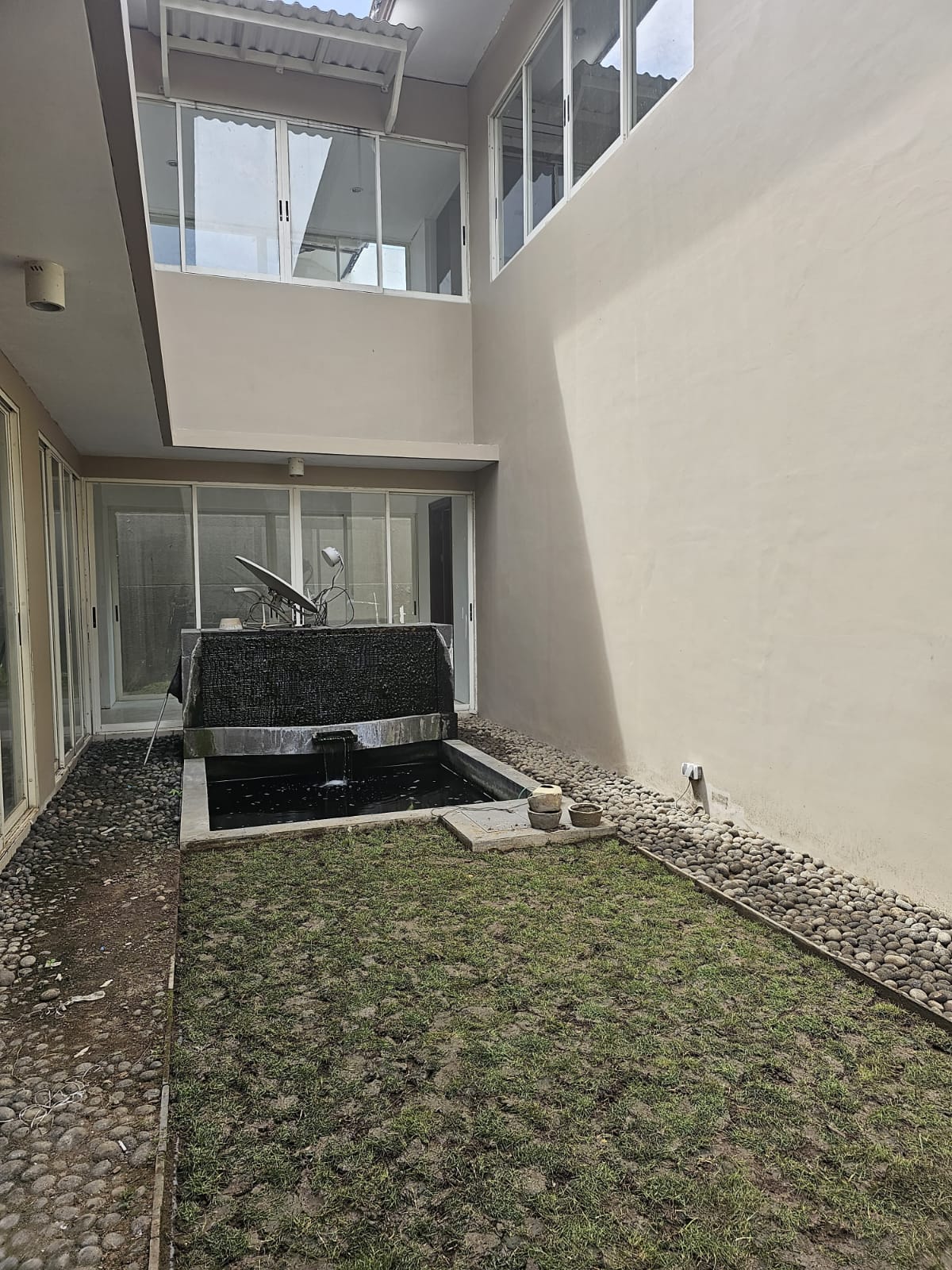 Dijual/Disewakan Rumah Mewah di Graha Natura Surabaya Barat - Image 1