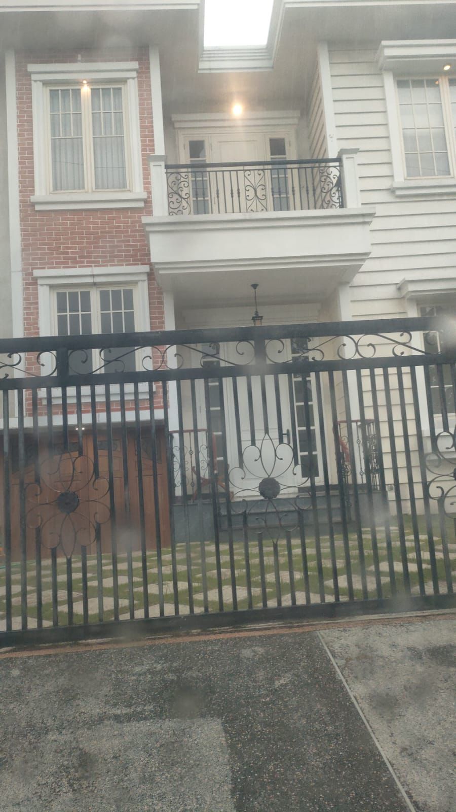 Dijual Rumah Mewah di Luar Cluster Main Road Royal Residence Surabaya Barat - Image 1