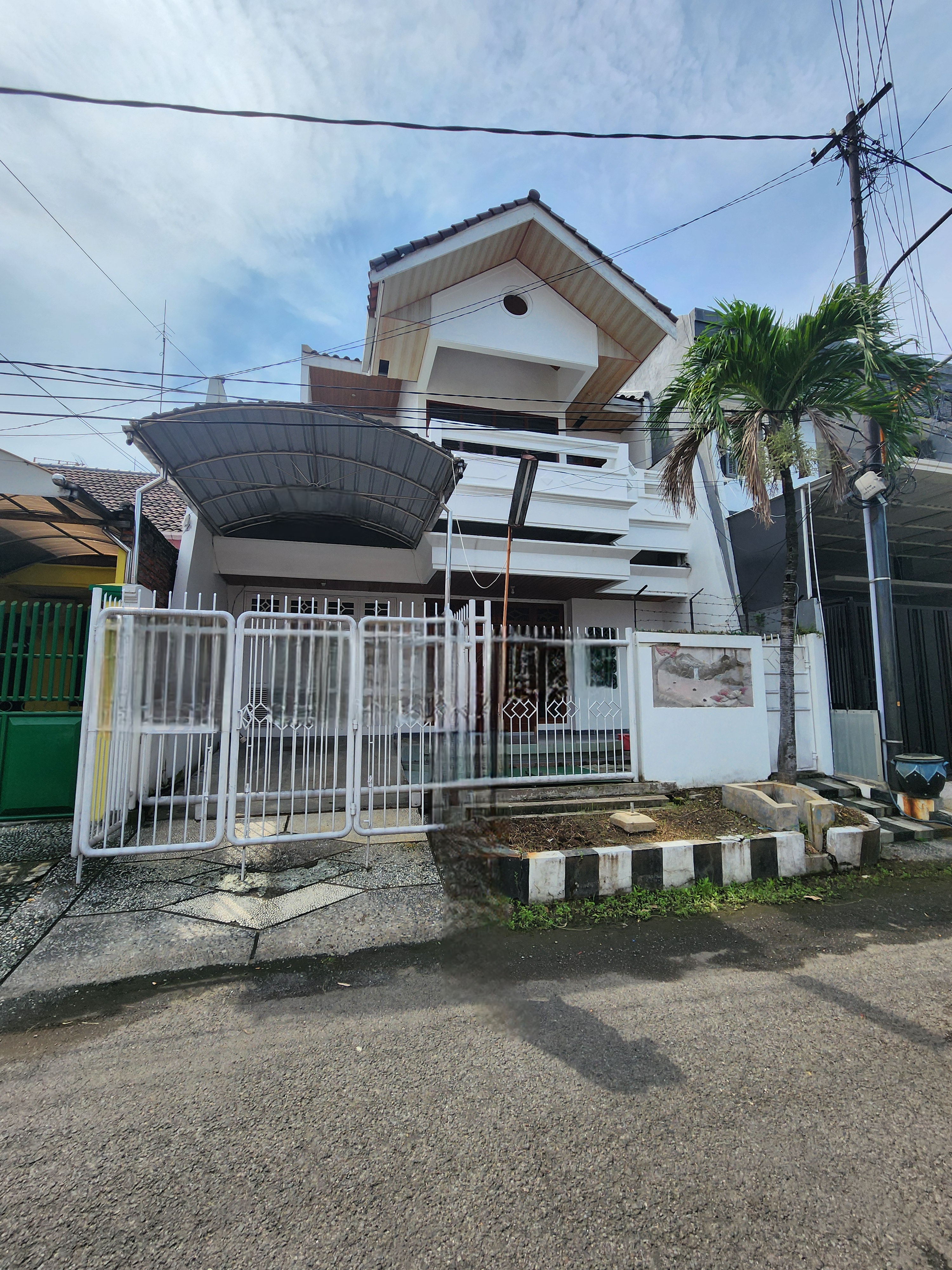 Dijual/Disewakan Rumah 2 Lantai di Darmo Baru Surabaya Barat - Image 1