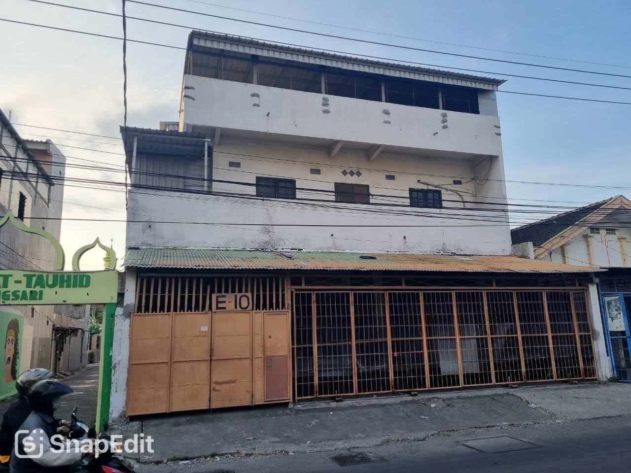 Disewakan Ruko 3 Lantai di Balongsari Tama Surabaya Barat Lokasi Strategis - Image 1