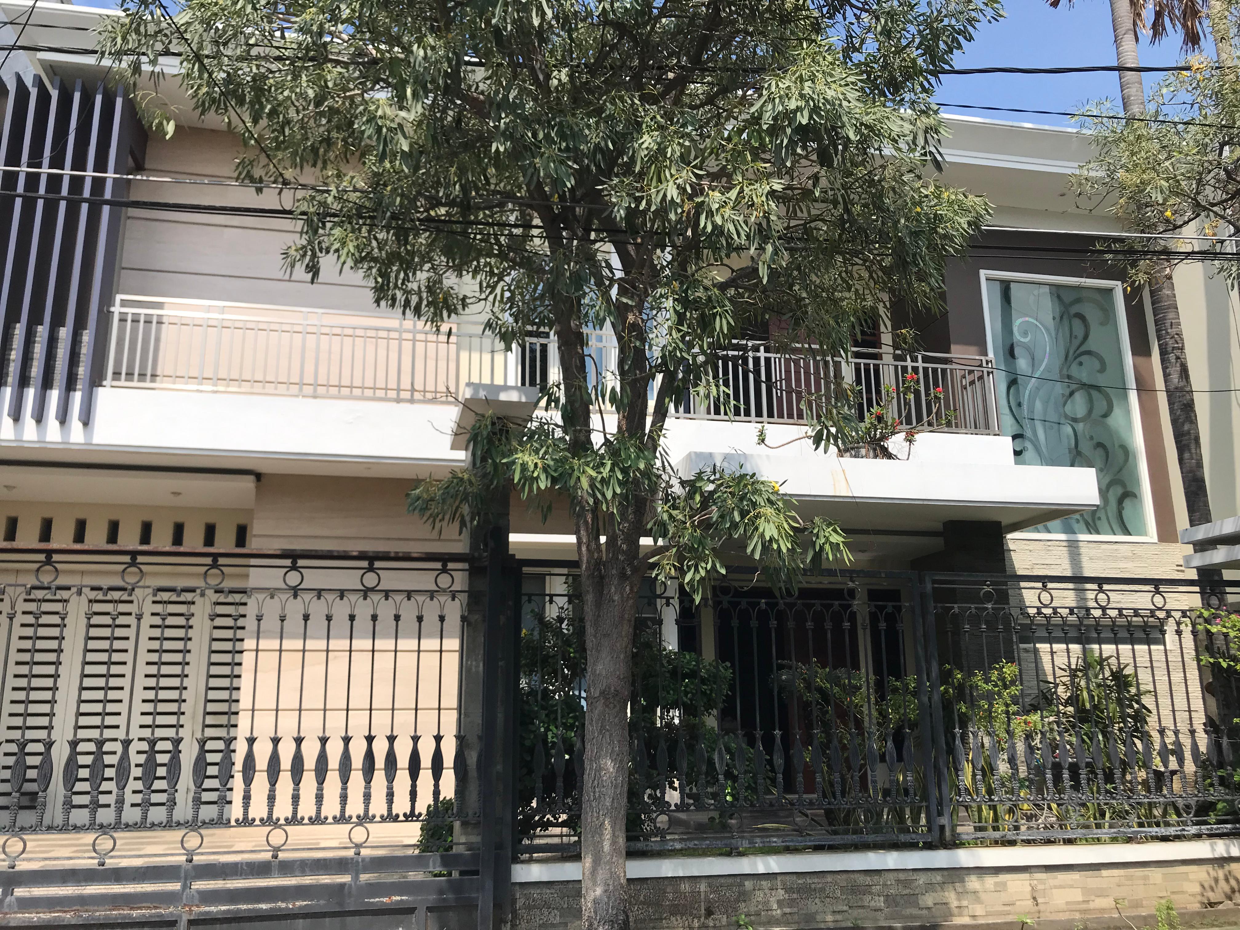 Dijual Rumah Mewah Full Furnished Siap Huni di Gading Pantai Surabaya Timur - Image 1