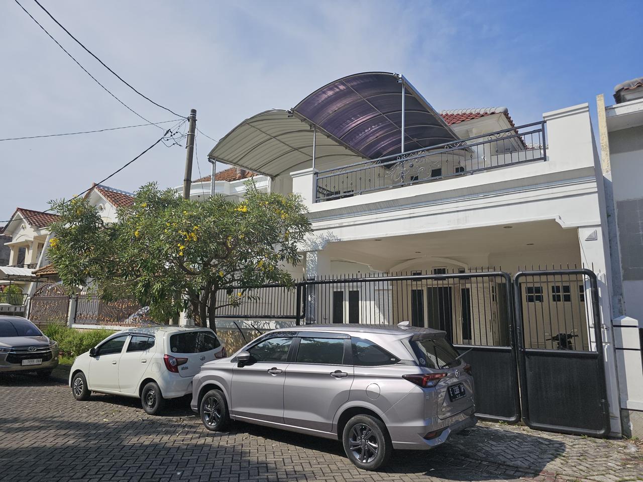 Dijual/Disewakan Rumah Mewah Siap Huni Dian Istana Surabaya Barat - Image 1
