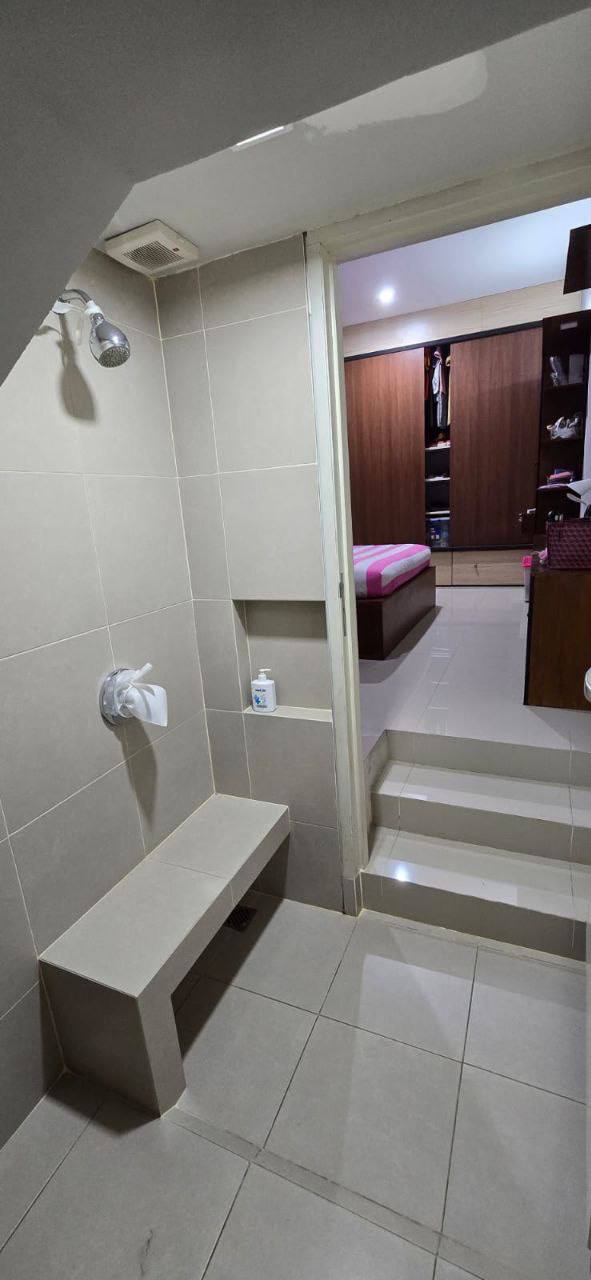 Rumah Full Furnish Dijual Nyaman Strategis Citraland The Greenlake Surabaya Barat - Thumbnail 3