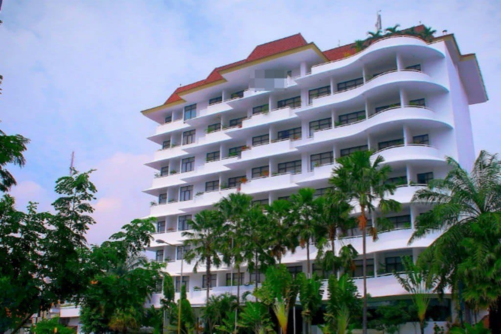 Jual Murah Lelang Hotel Bintang Tiga Lokasi Komersial Strategis di Surabaya Pusat - Image 1
