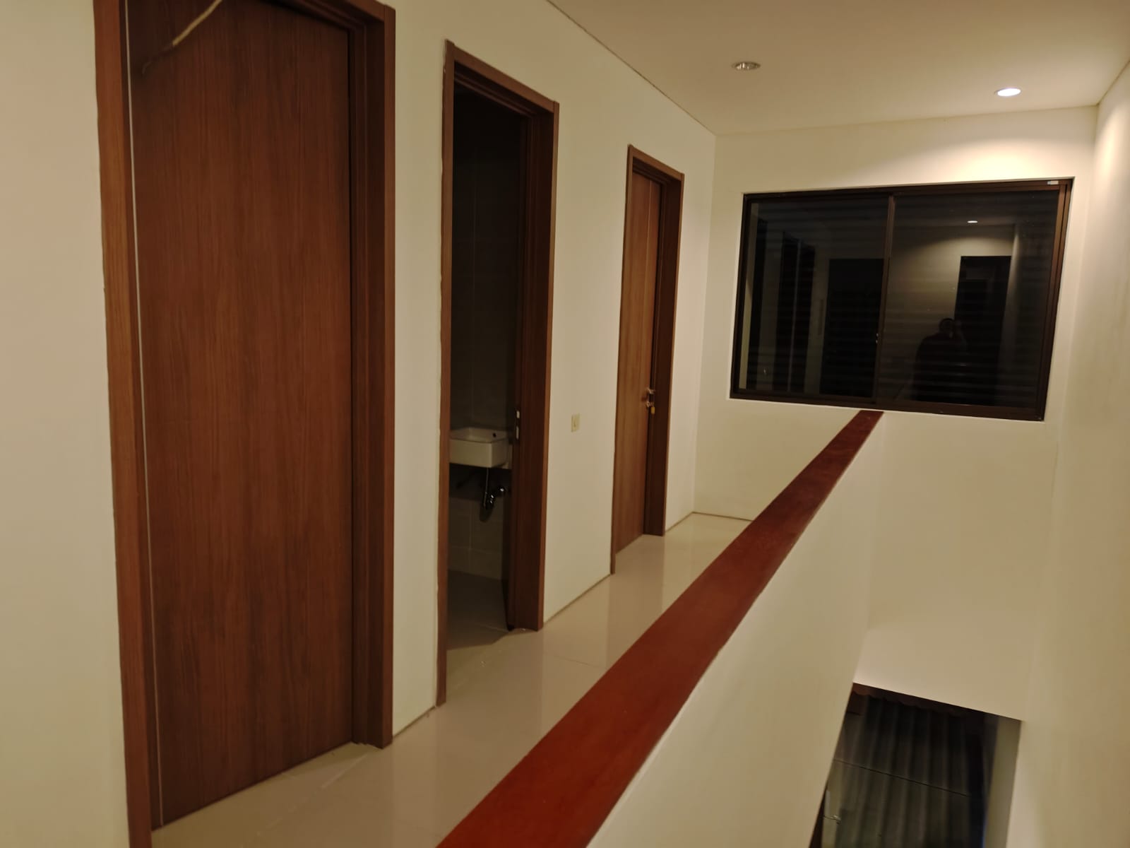 Disewakan Rumah 3 Lantai Siap Huni di Graha Natura Surabaya Barat - Image 1