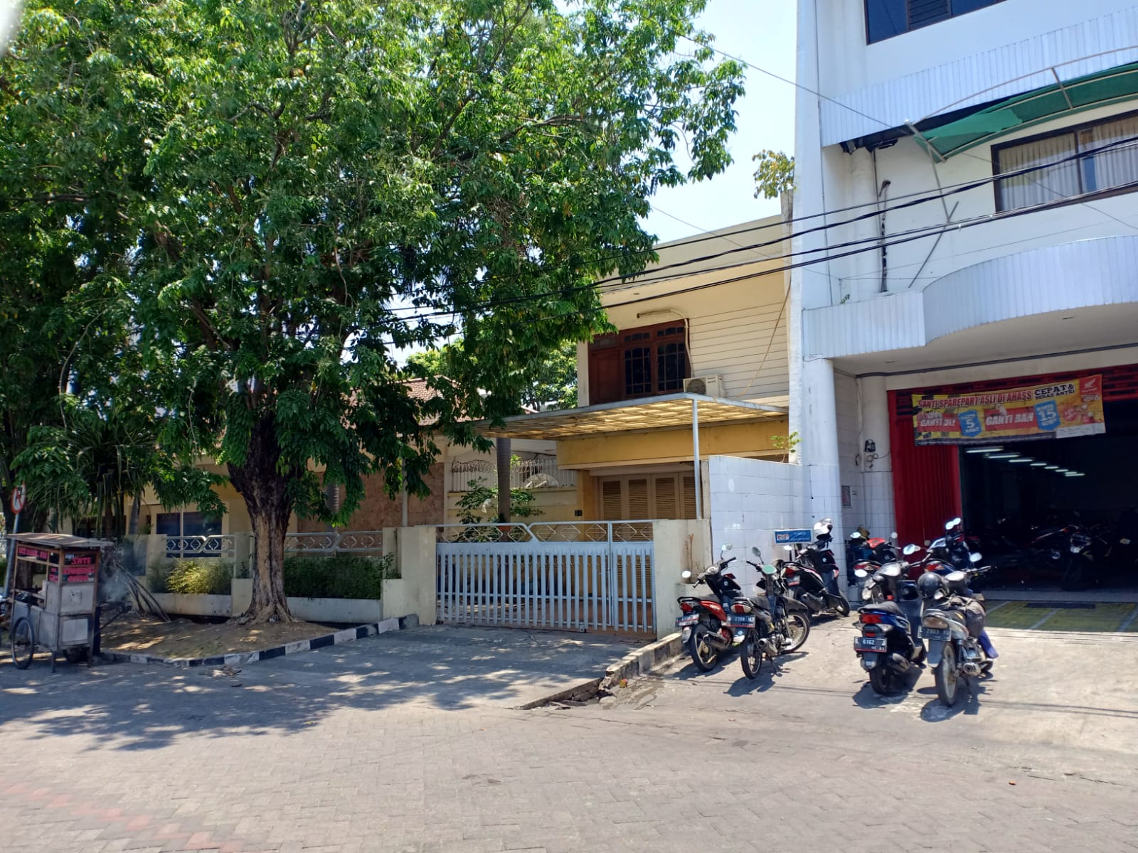 Disewakan Rumah Luas dan Strategis di Manyar Kertoarjo Surabaya Timur - Thumbnail 4