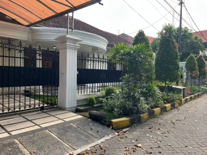 DIsewakan Rumah Mewah Furnished Siap Huni di Putat Indah Timur Surabaya Barat - Image 1