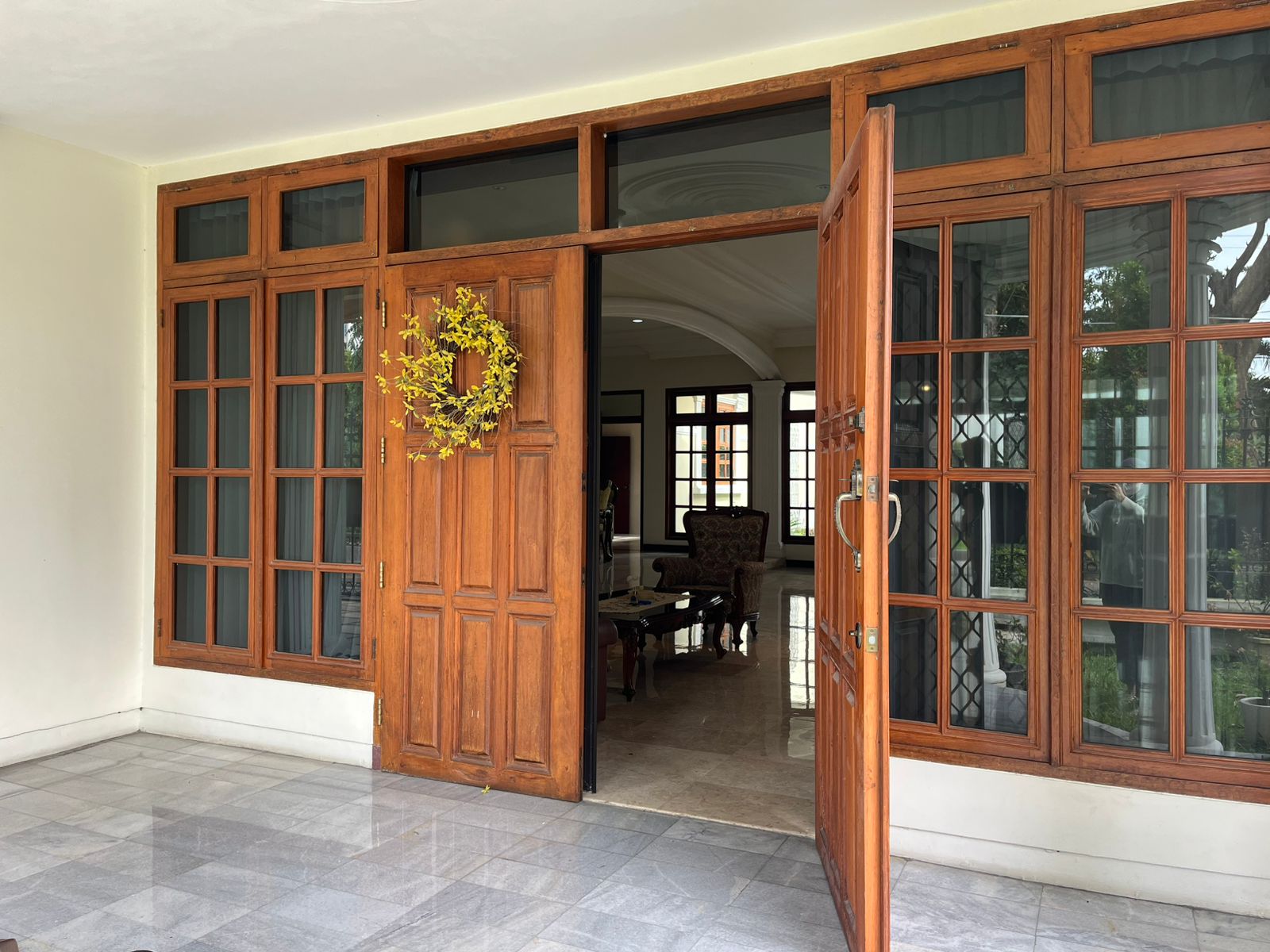 DIsewakan Rumah Mewah Furnished Siap Huni di Putat Indah Timur Surabaya Barat - Thumbnail 2