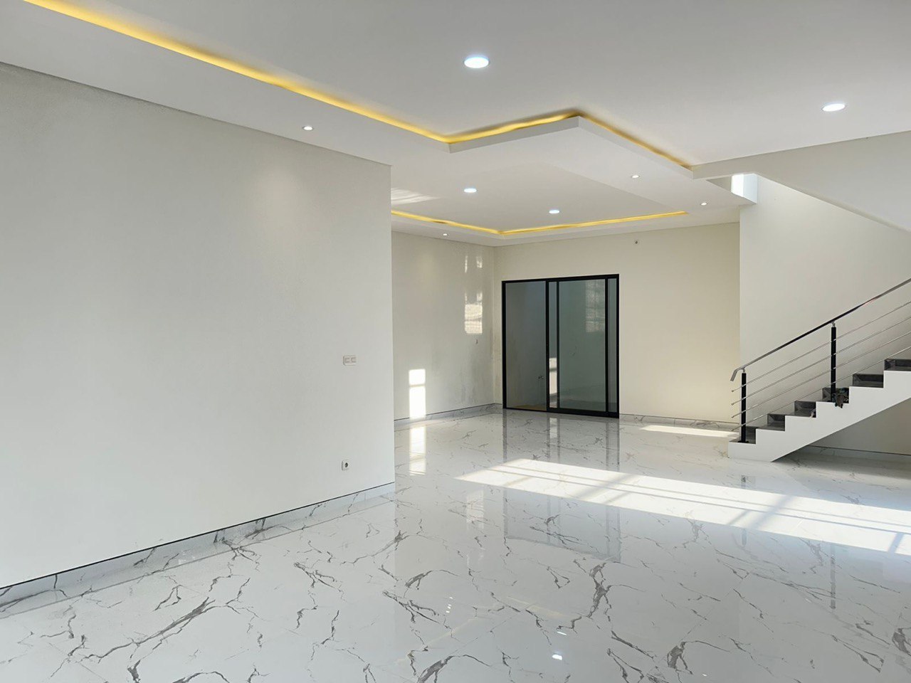 Dijual Rumah Mewah Lokasi Strategis Cluster Eksklusif di Jemursari Regency Surabaya Selatan - Thumbnail 4