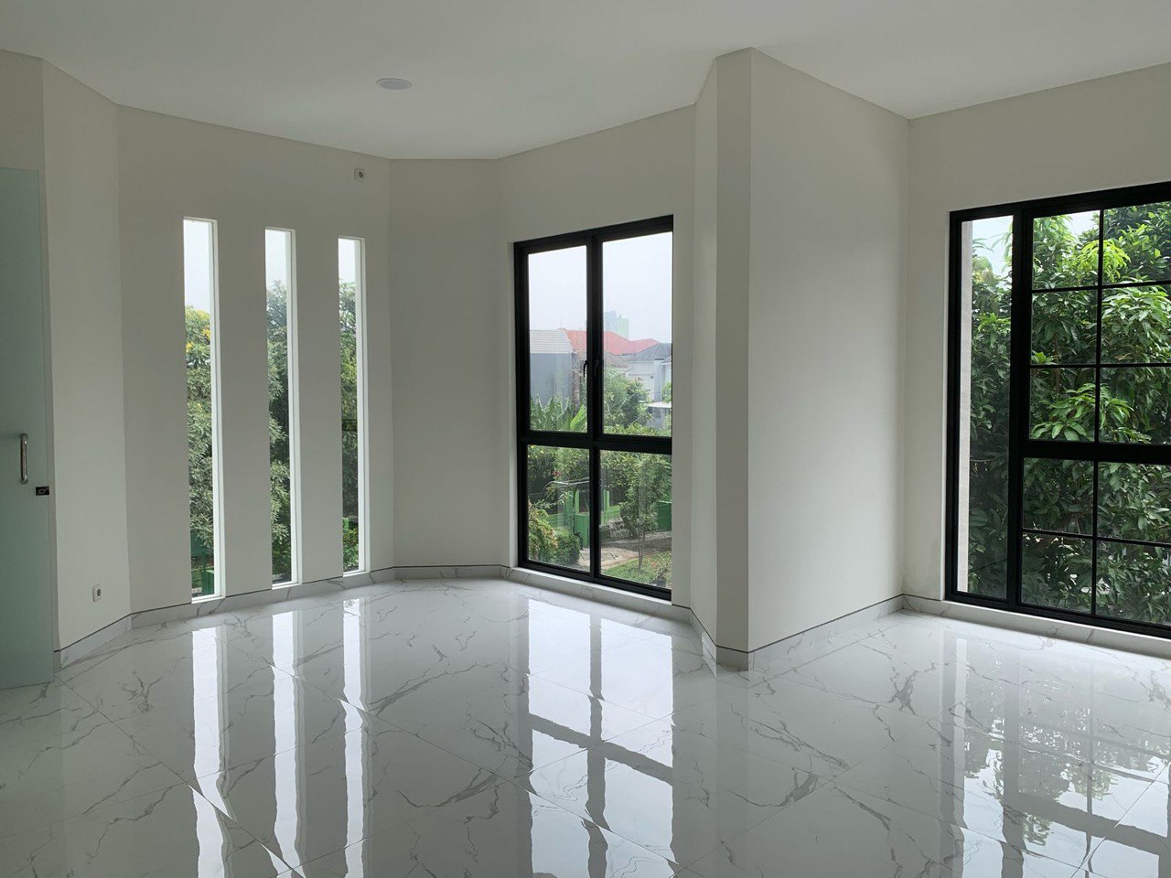 Dijual Rumah Mewah Lokasi Strategis Cluster Eksklusif di Jemursari Regency Surabaya Selatan - Thumbnail 2